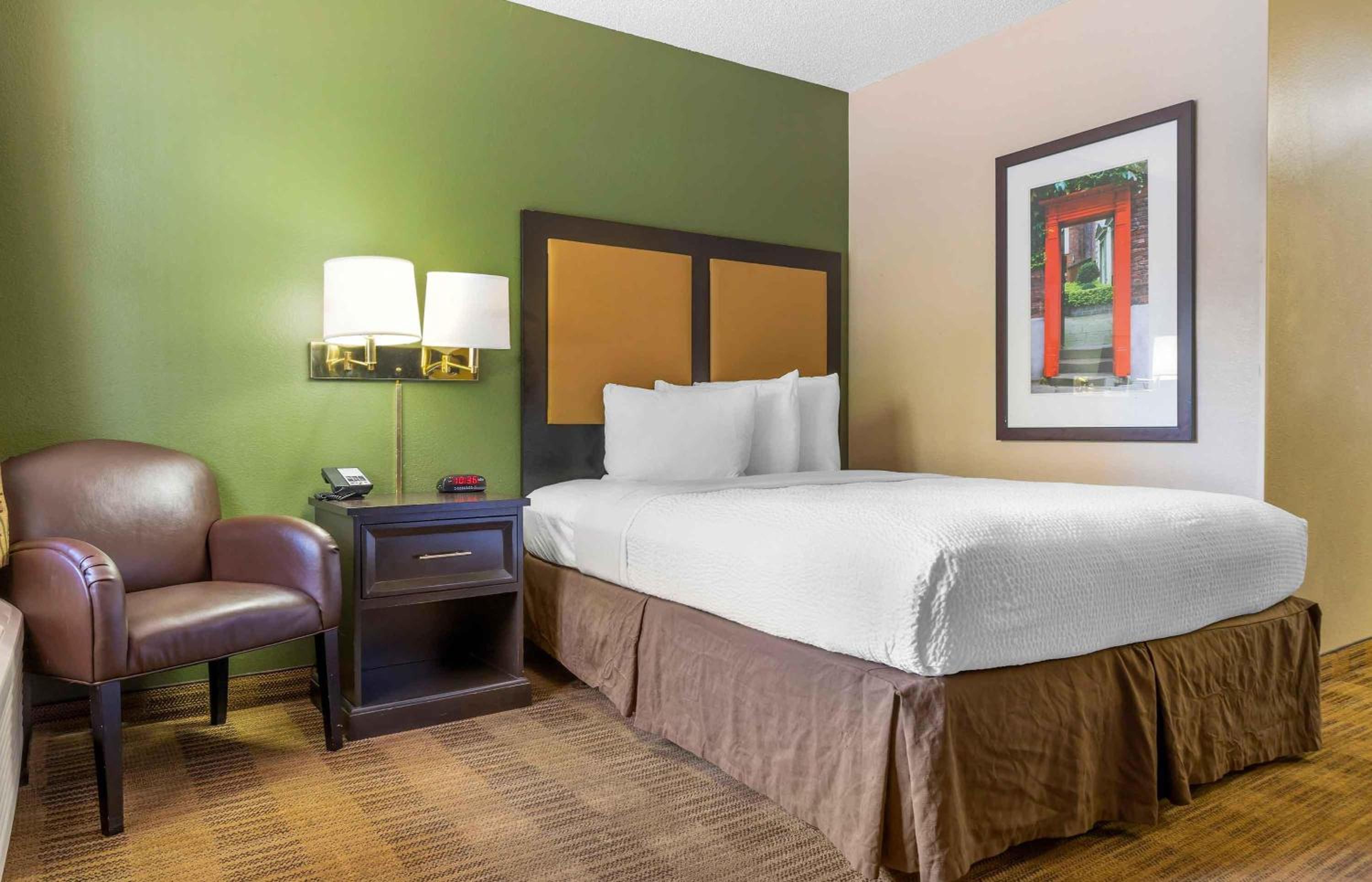 Queen studio with 1 Queen Bed - Disability Access/Non-Smoking - Photo 1