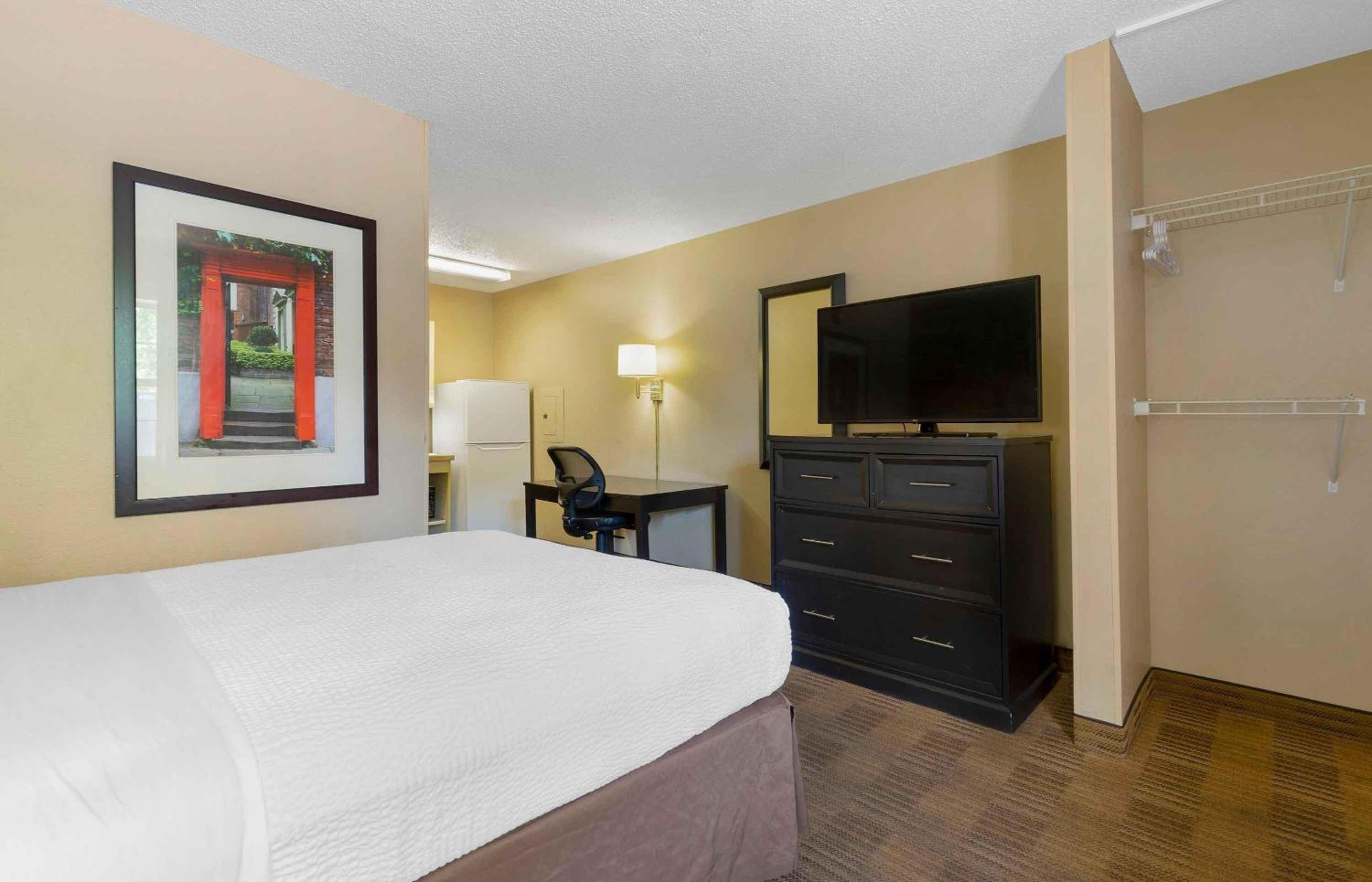Queen studio with 1 Queen Bed - Disability Access/Non-Smoking - Photo 3