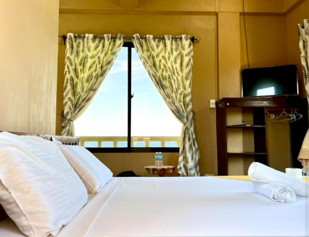Deluxe King Suite - Photo 2
