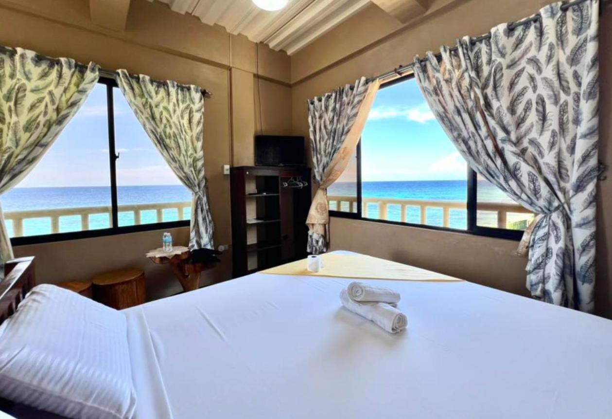 Deluxe King Suite - Photo 11