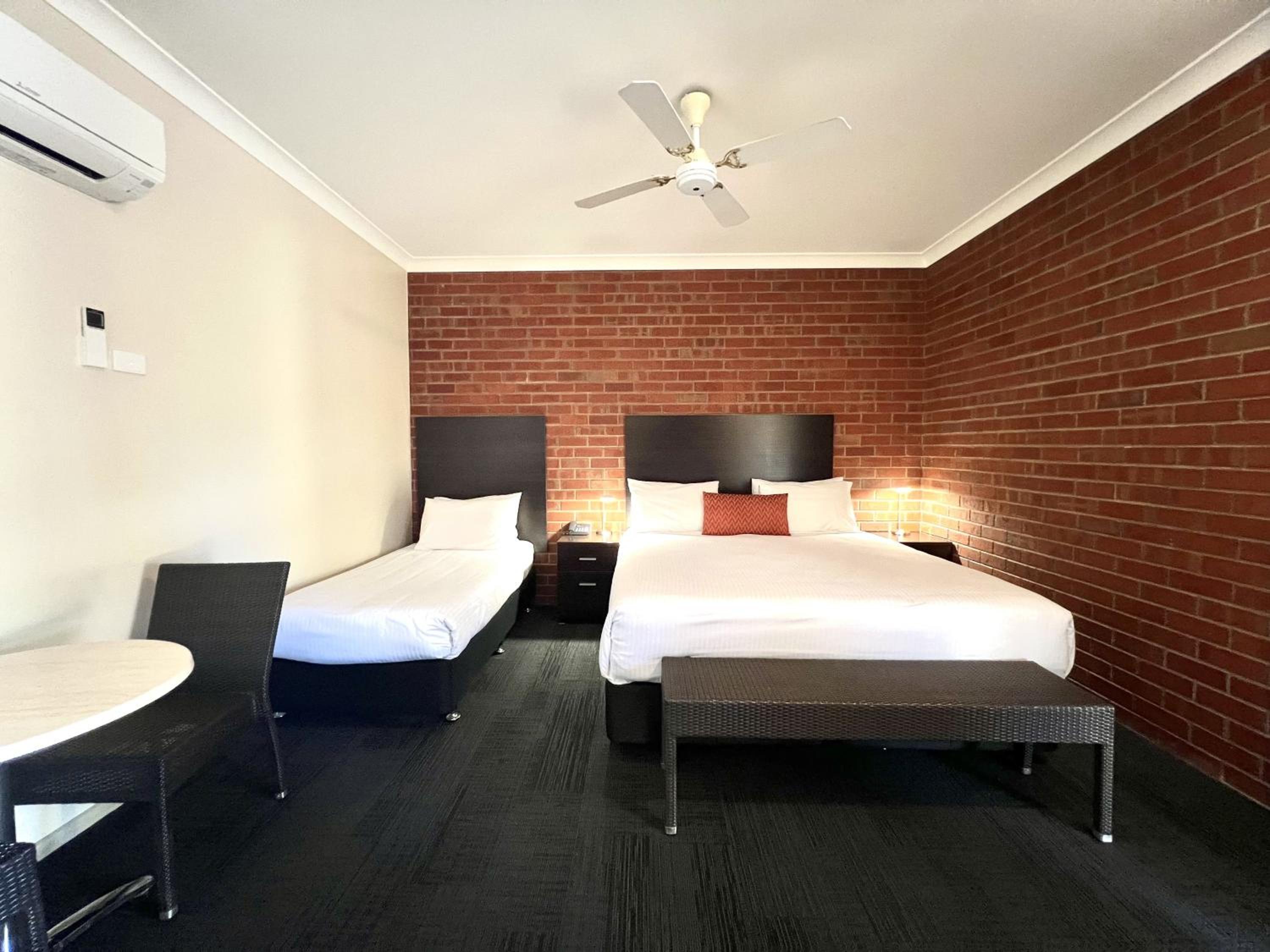 King Room with Two King Beds photo 2