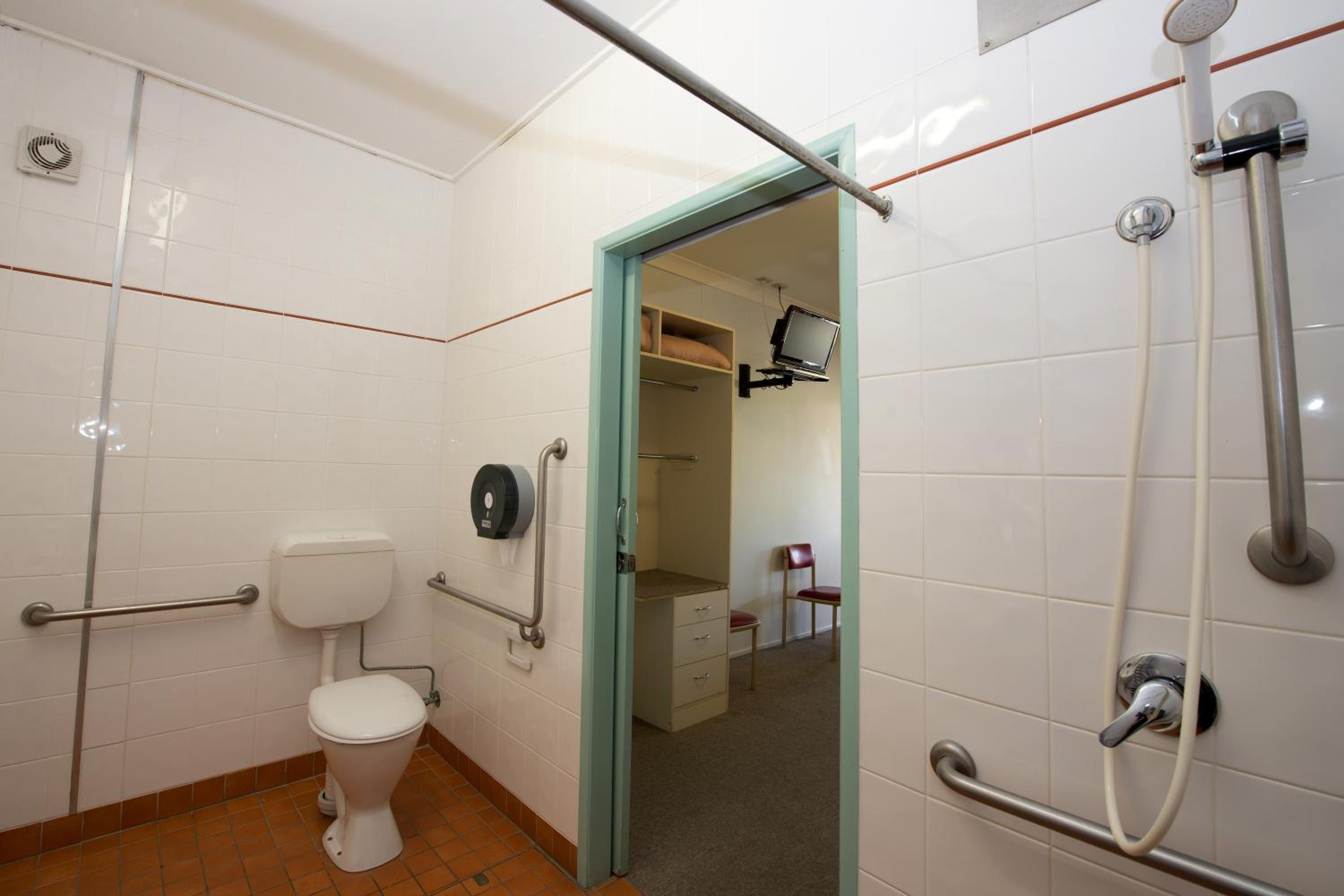 Queen Room - Disability Access - Photo 3