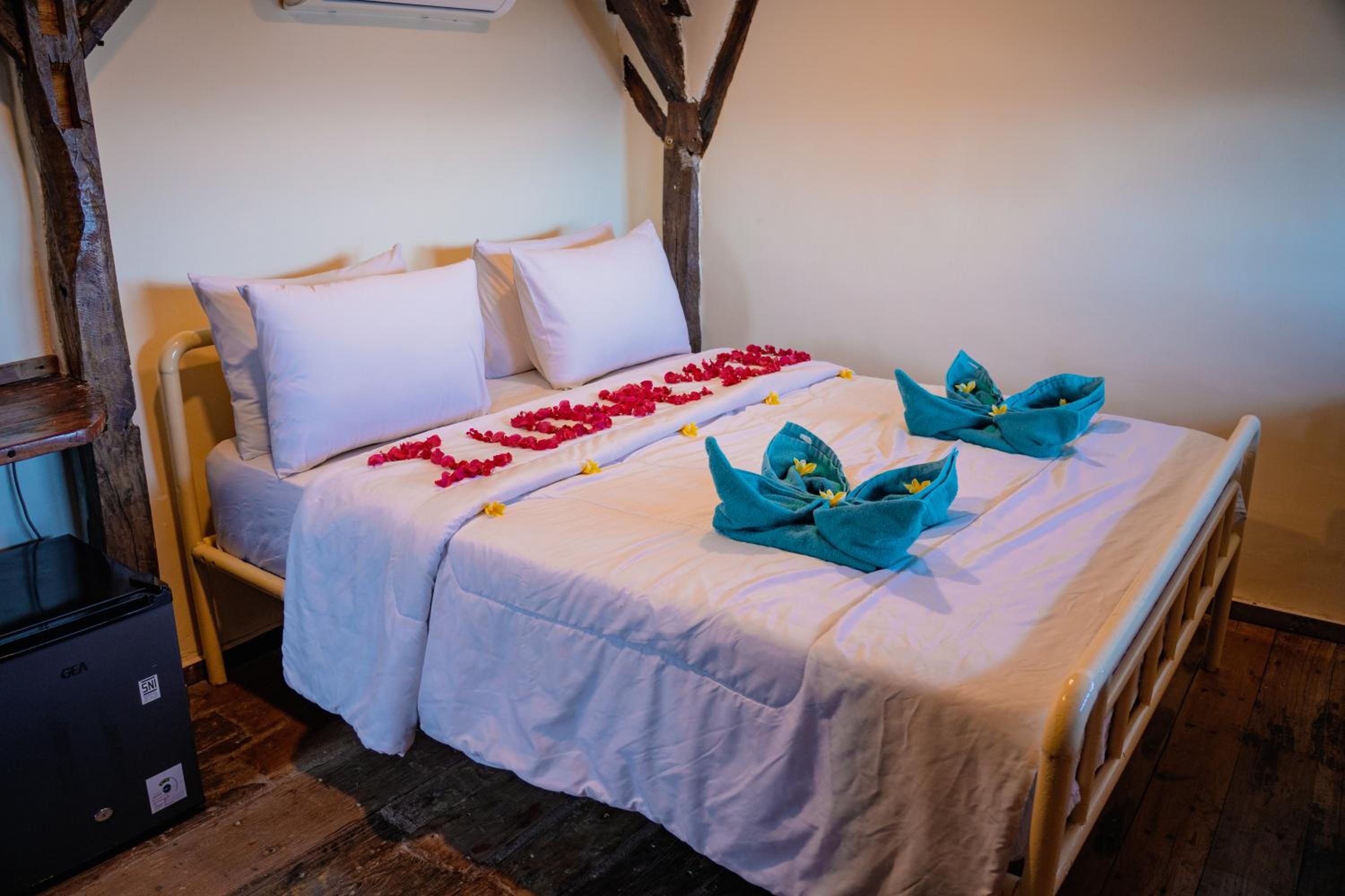 Deluxe Double Room with Side Sea View photo 2