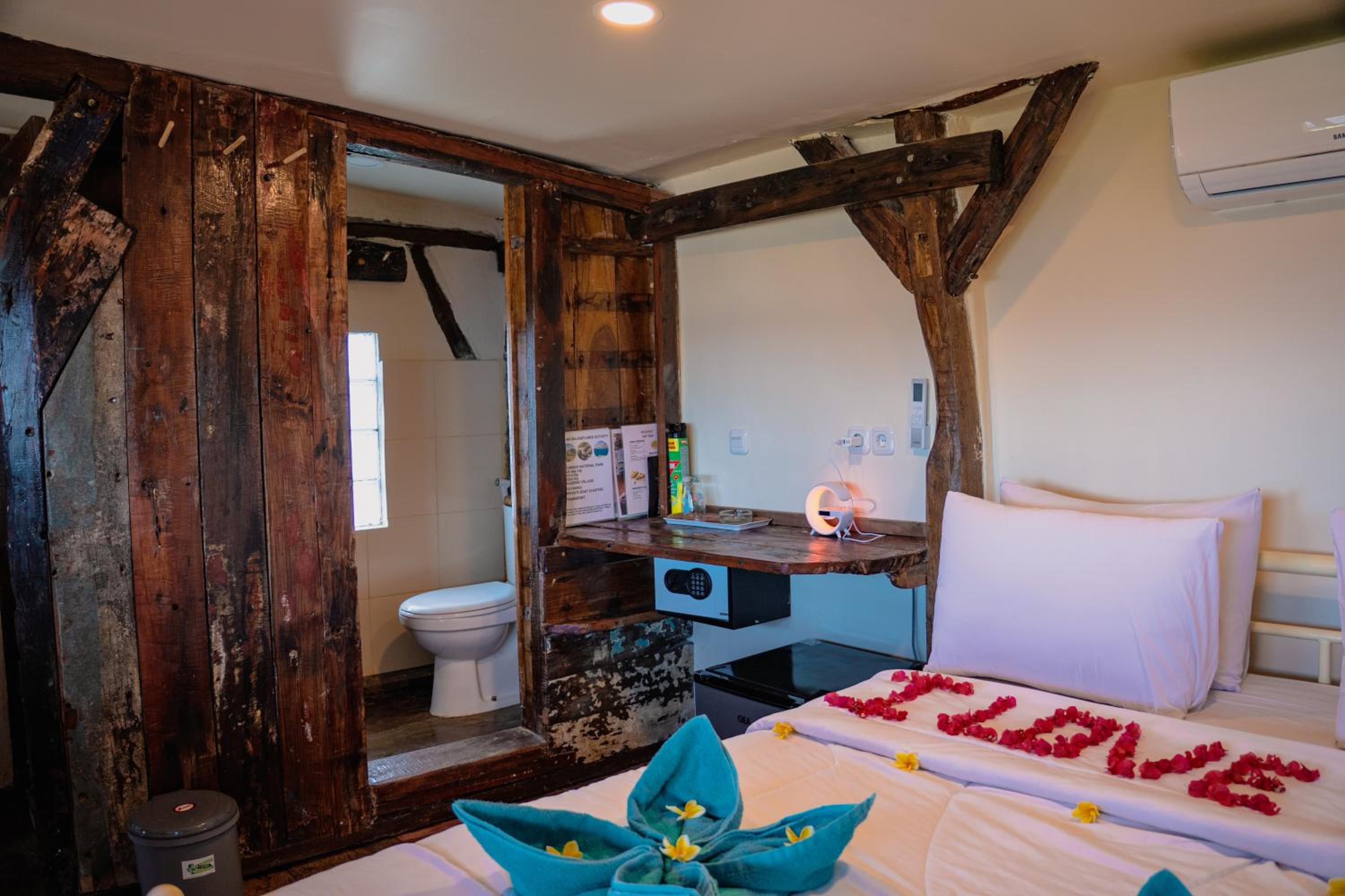 Deluxe Double Room with Side Sea View photo 1