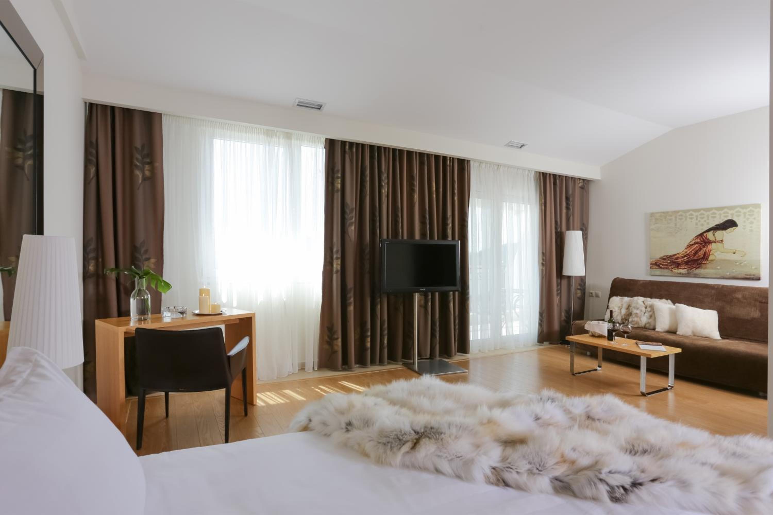 Luxury Suite with front Lake View - Photo 19