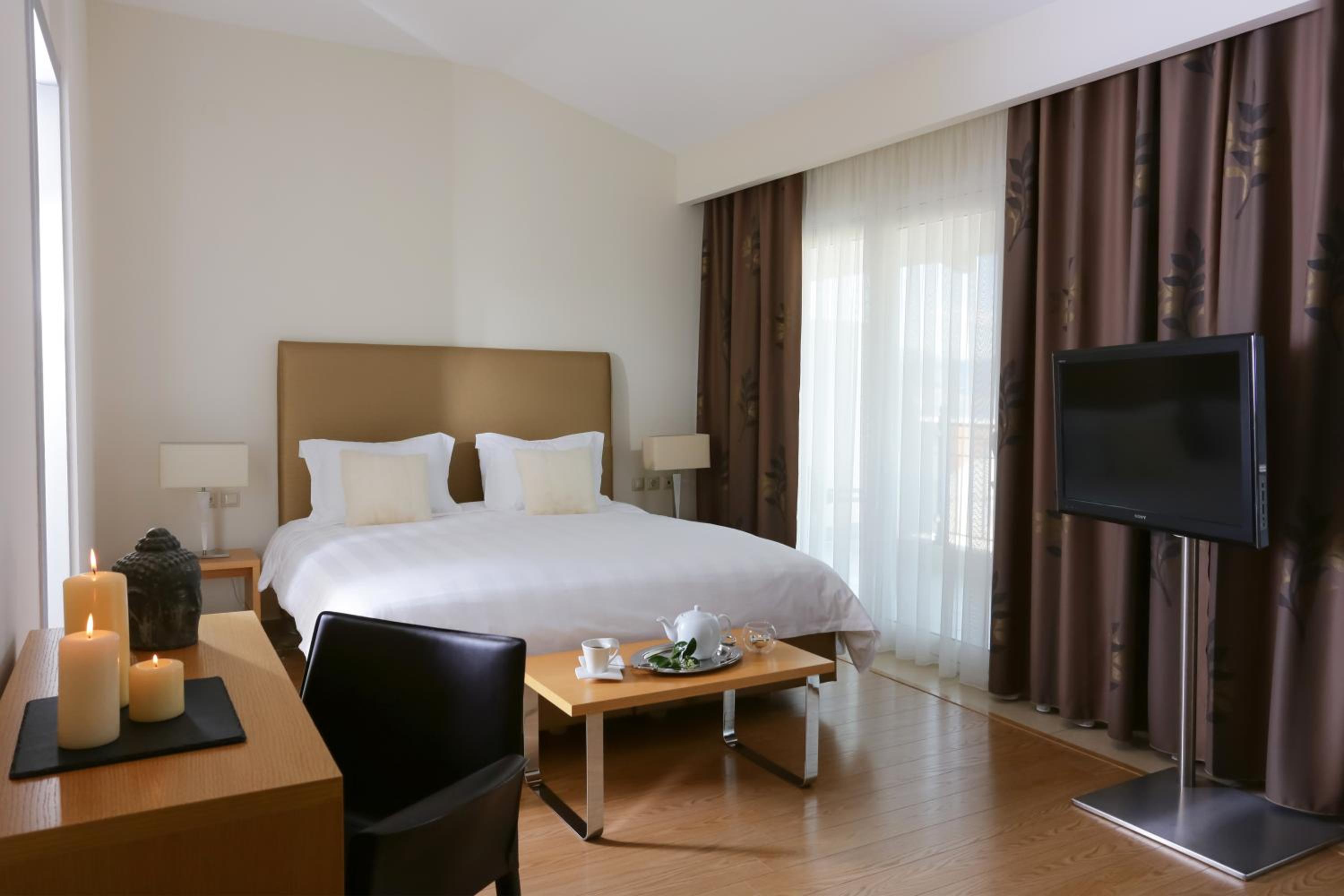 Luxury Suite with front Lake View - Photo 20