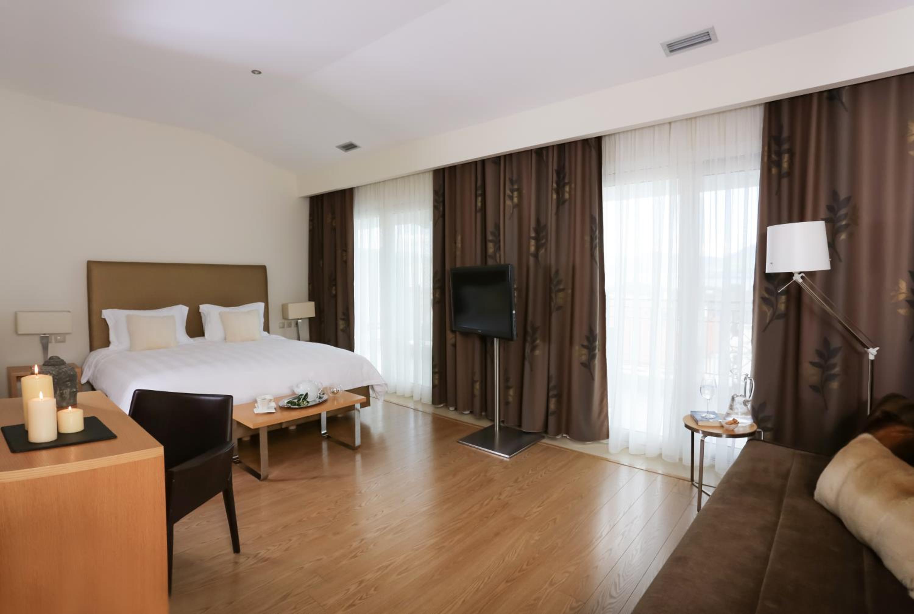 Luxury Suite with front Lake View - Photo 21