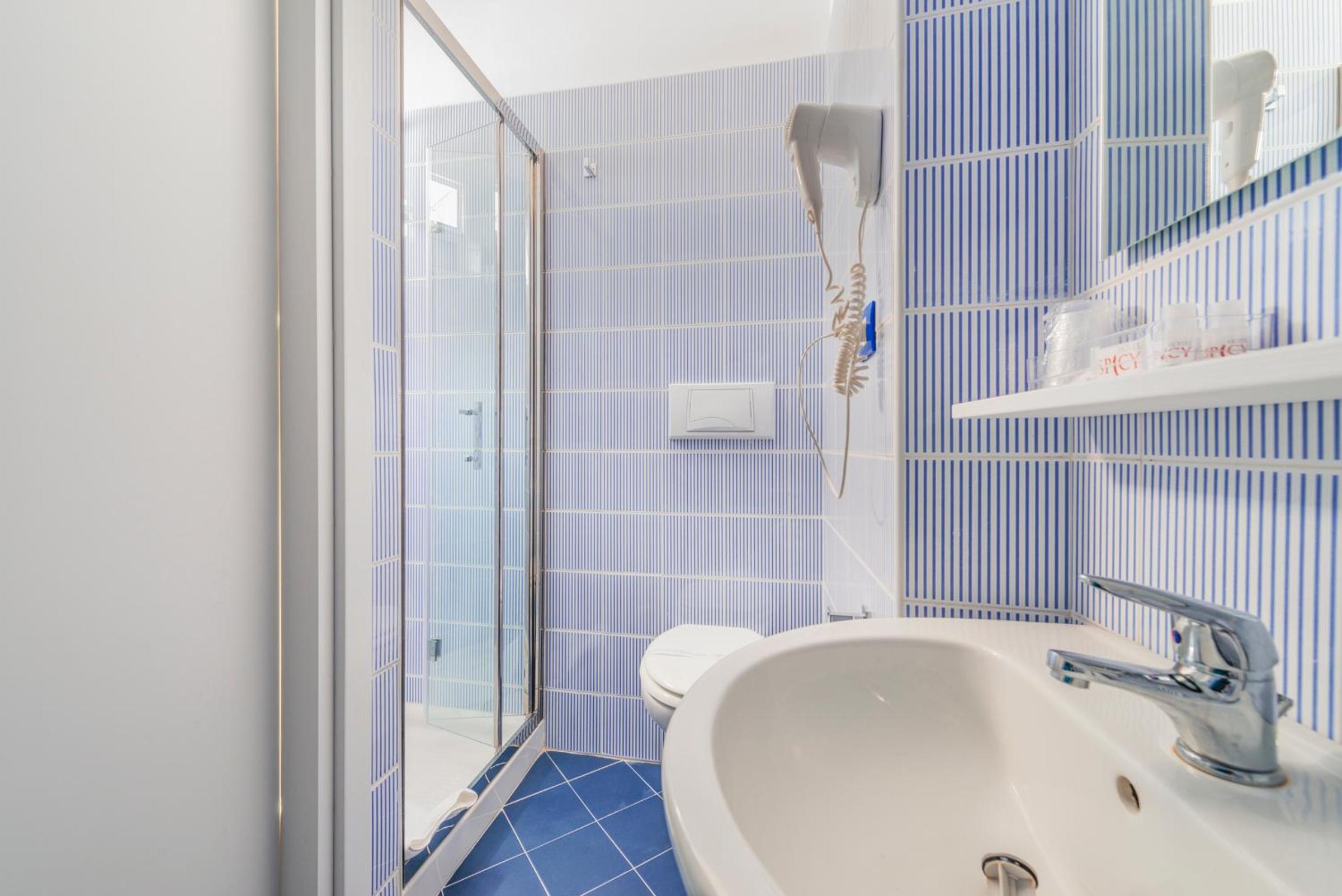 Double or Twin Room with Sea View - Photo 9