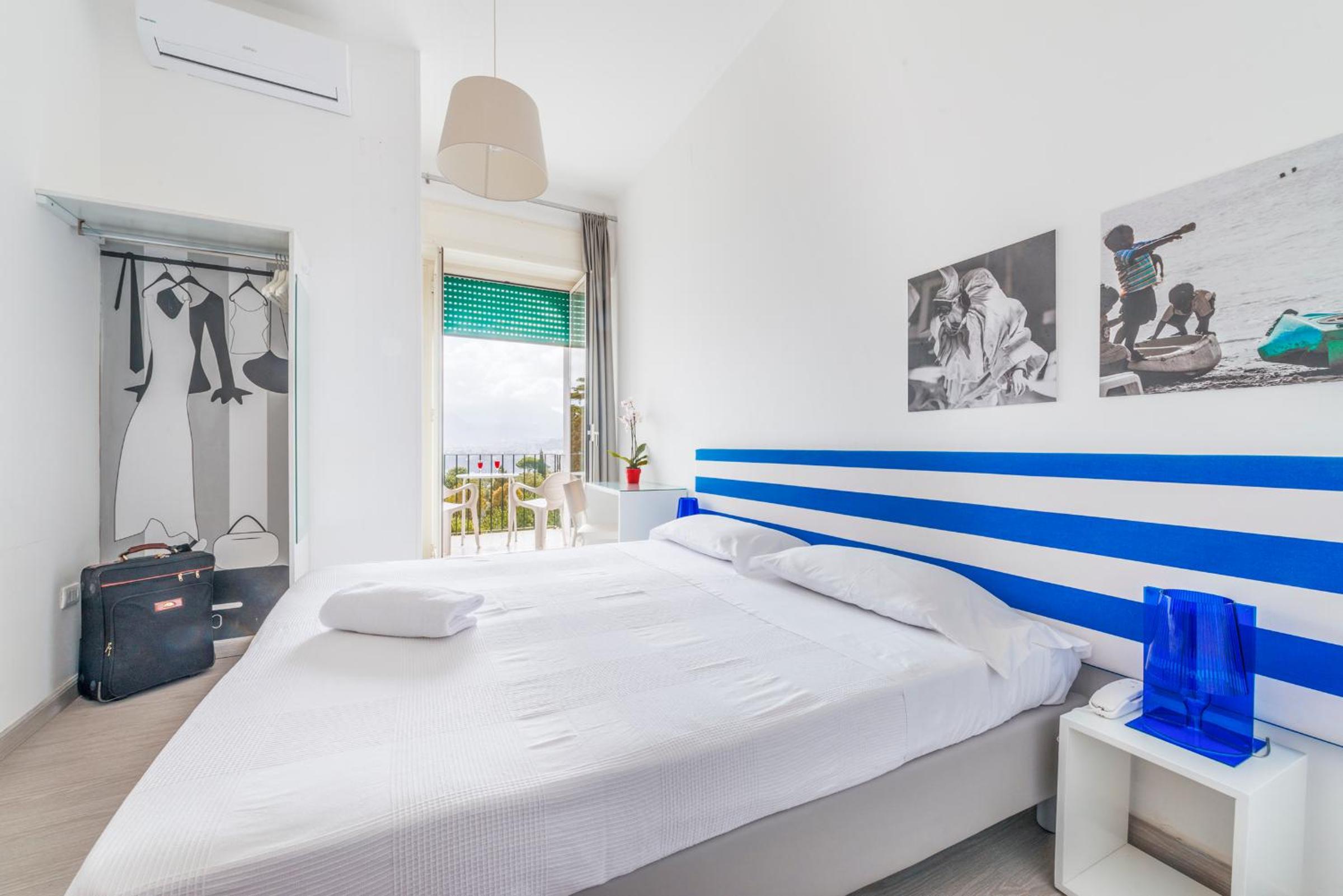 Double or Twin Room with Sea View - Photo 5