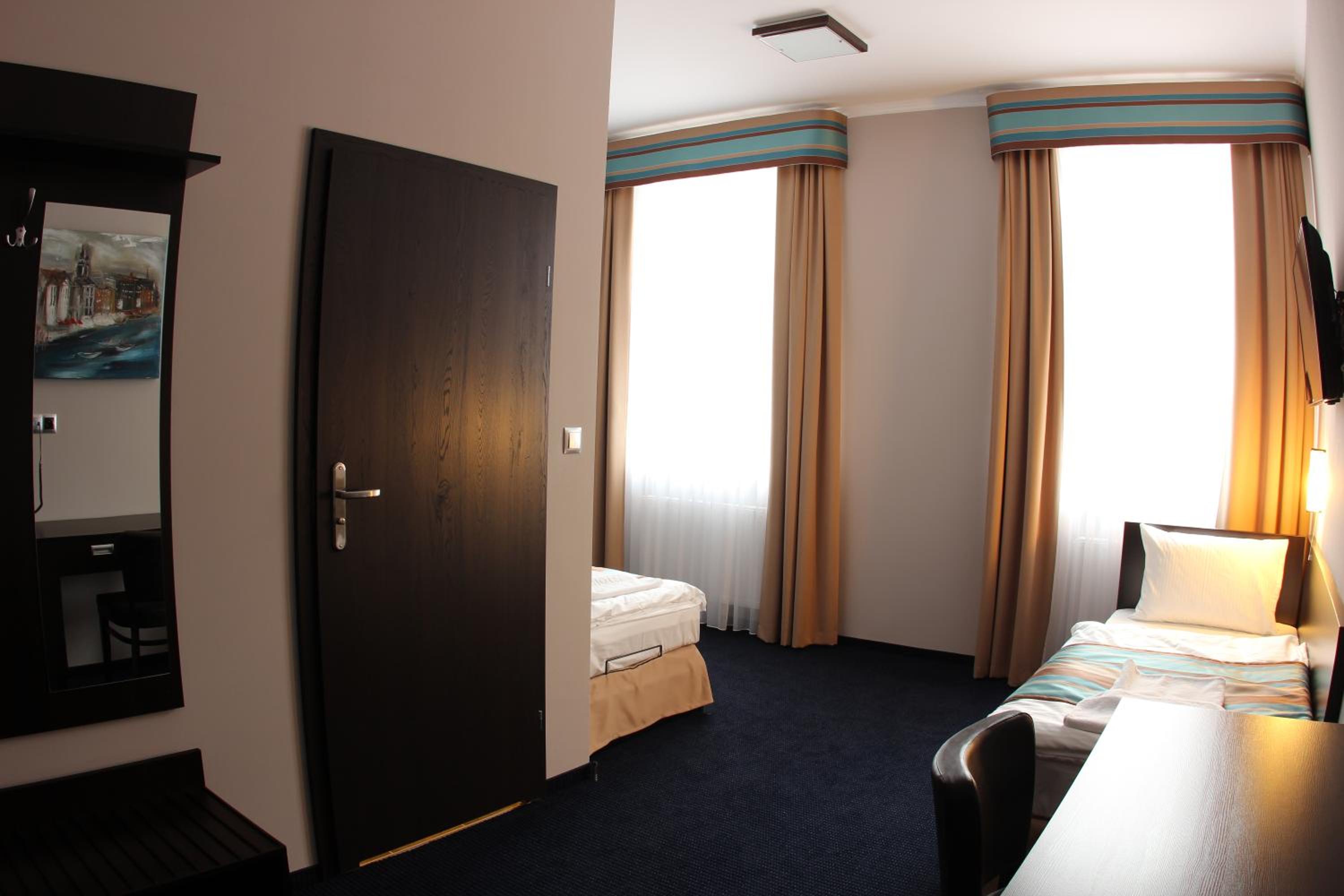 Large Twin Room - Photo 7