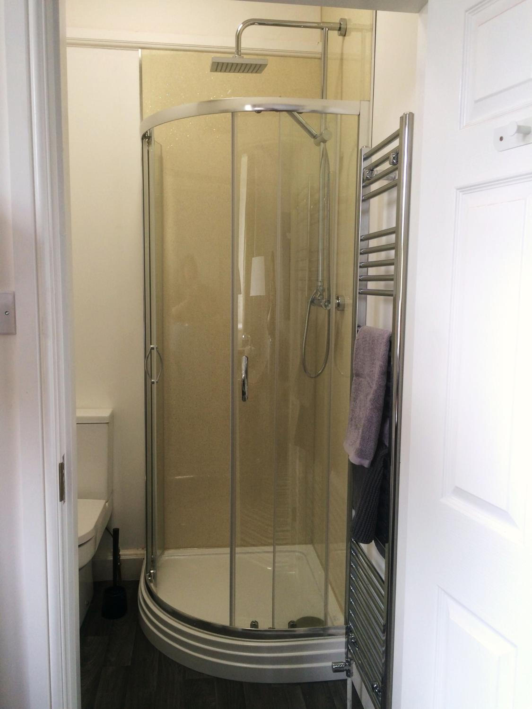 Large Double Room - Photo 3