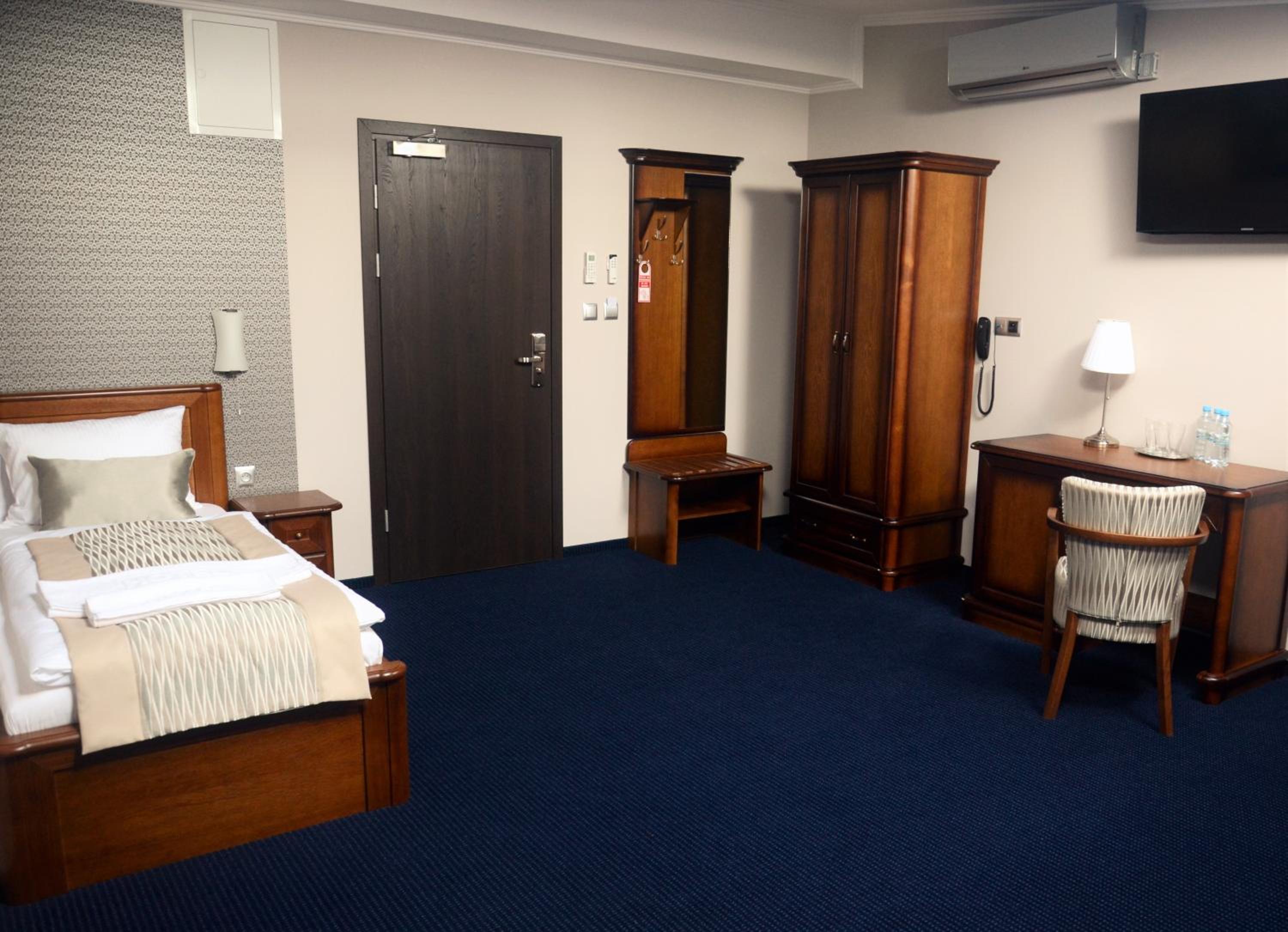 Large Twin Room - Photo 5