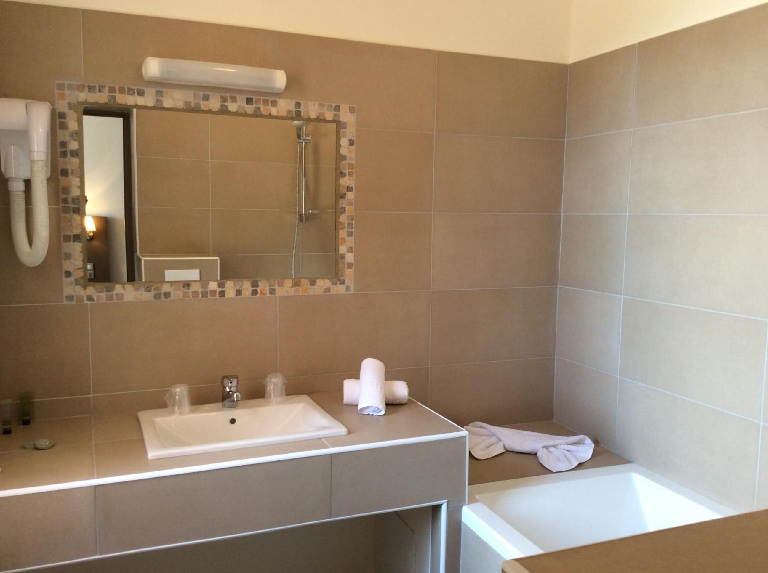 Superior Twin Room with Pool View - Photo 3