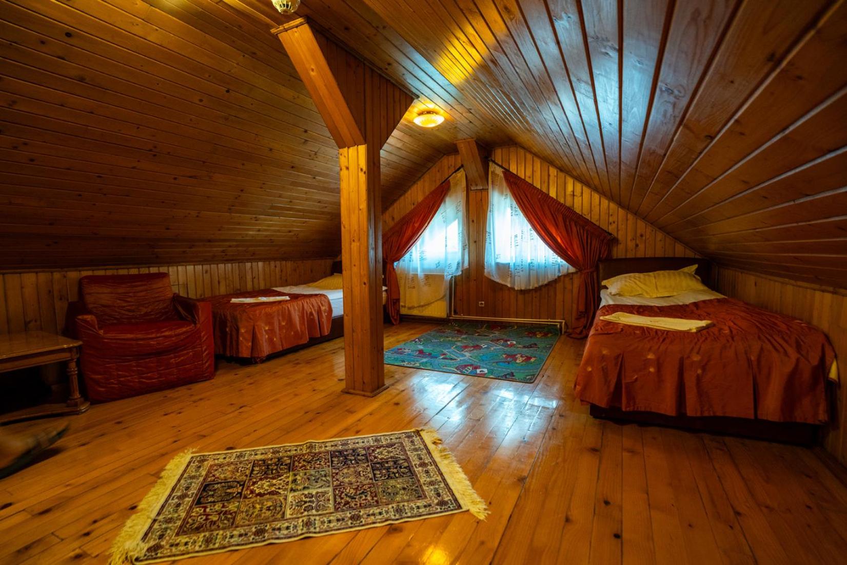 Family Room with Balcony photo 3
