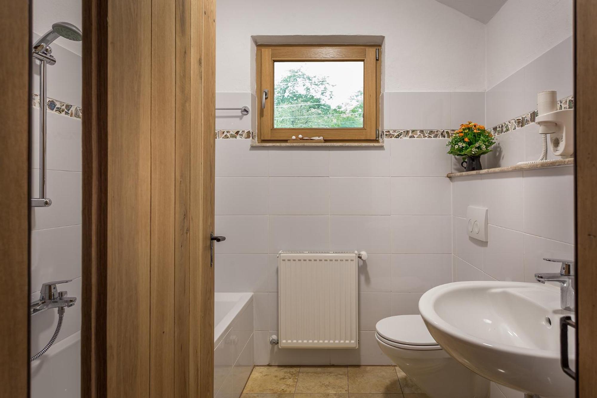 Twin Room with Bathroom - Photo 3