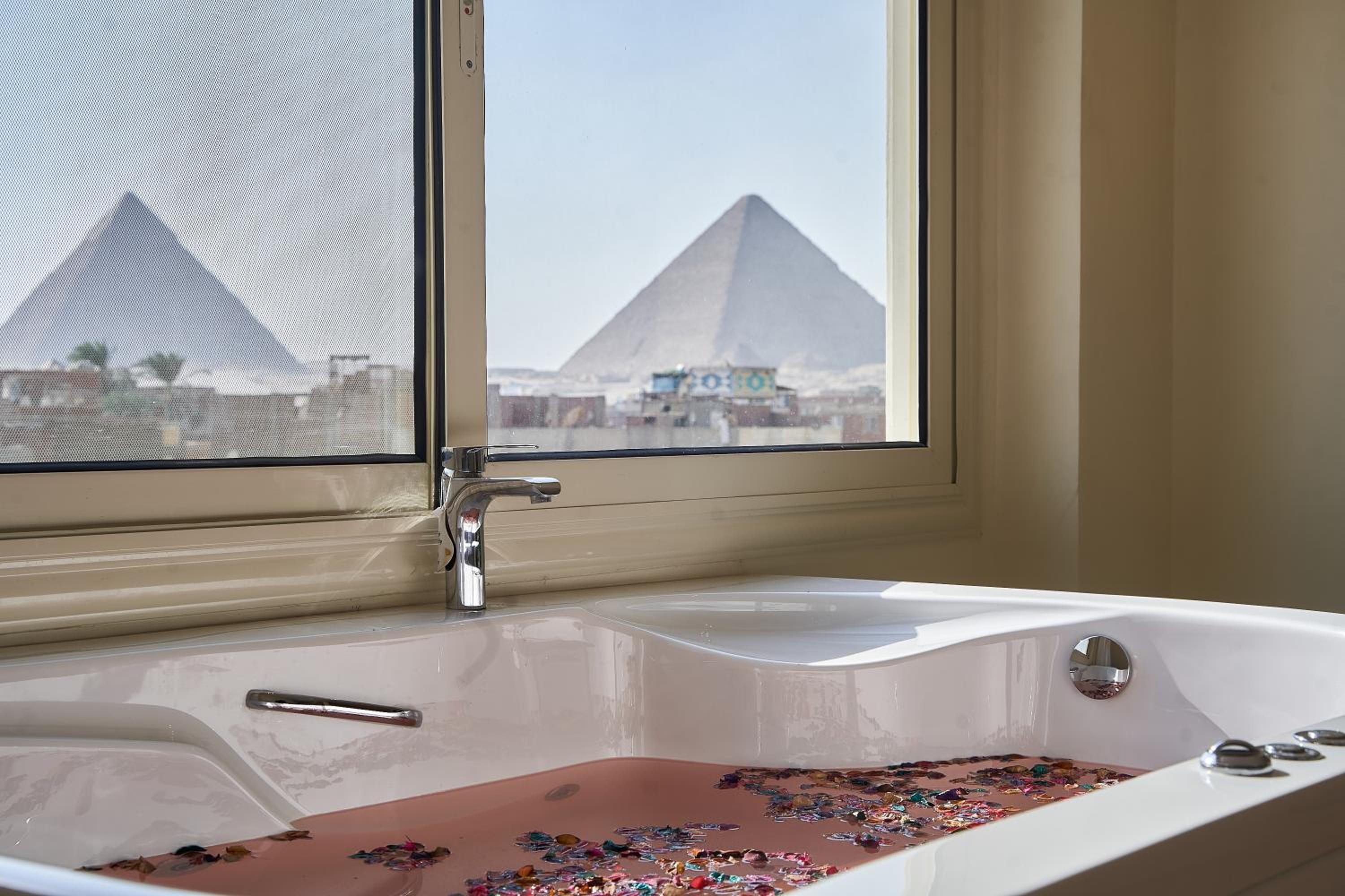 King Suite with Jacuzzi - Panoramic Pyramids View