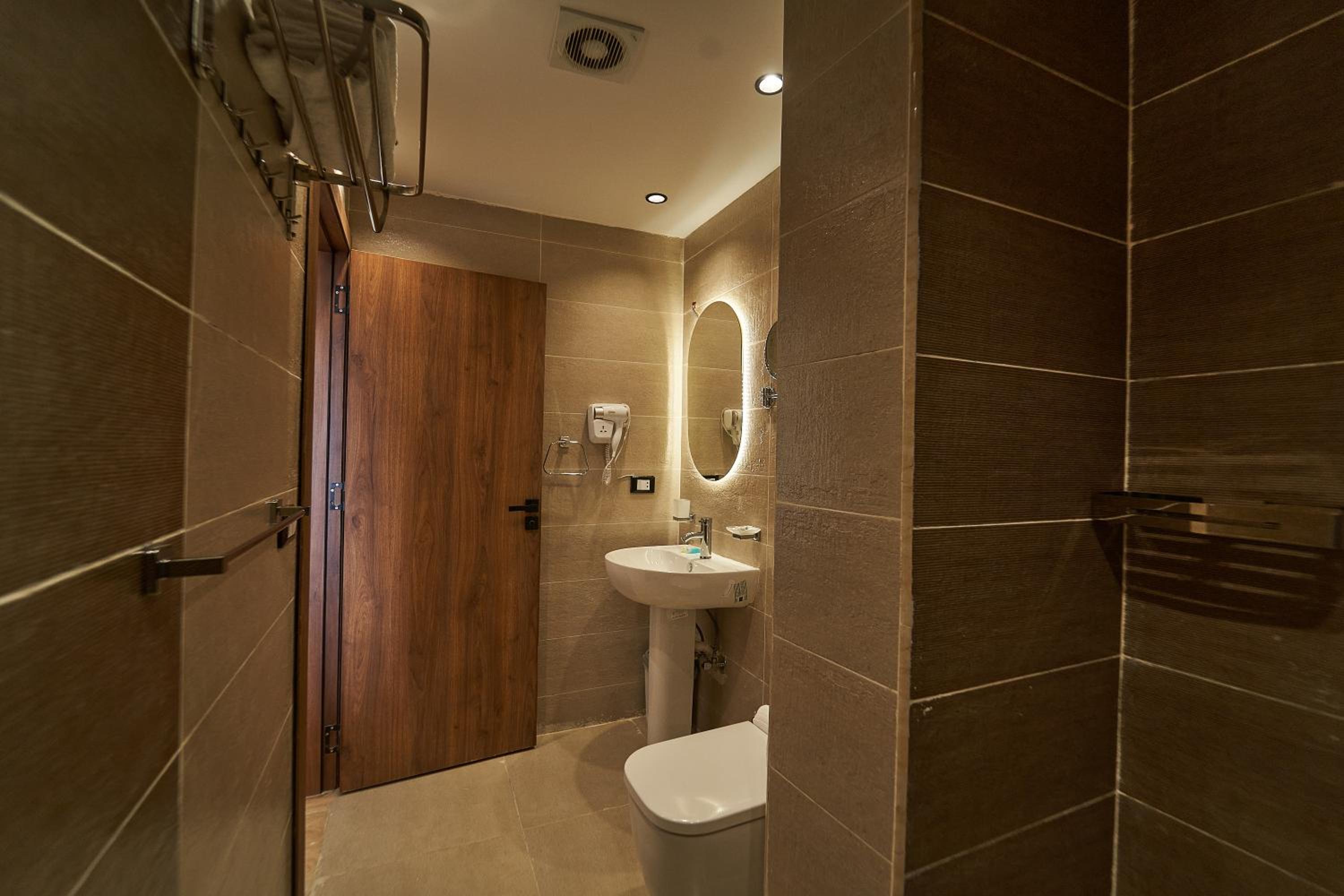 Queen Suite with Jacuzzi - Panoramic Pyramids View