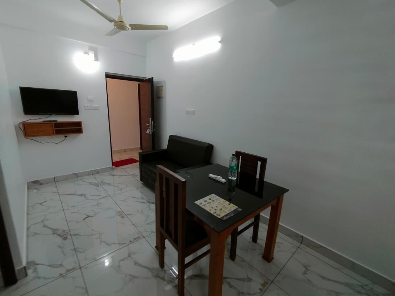 Deluxe One-Bedroom Apartment - Photo 13