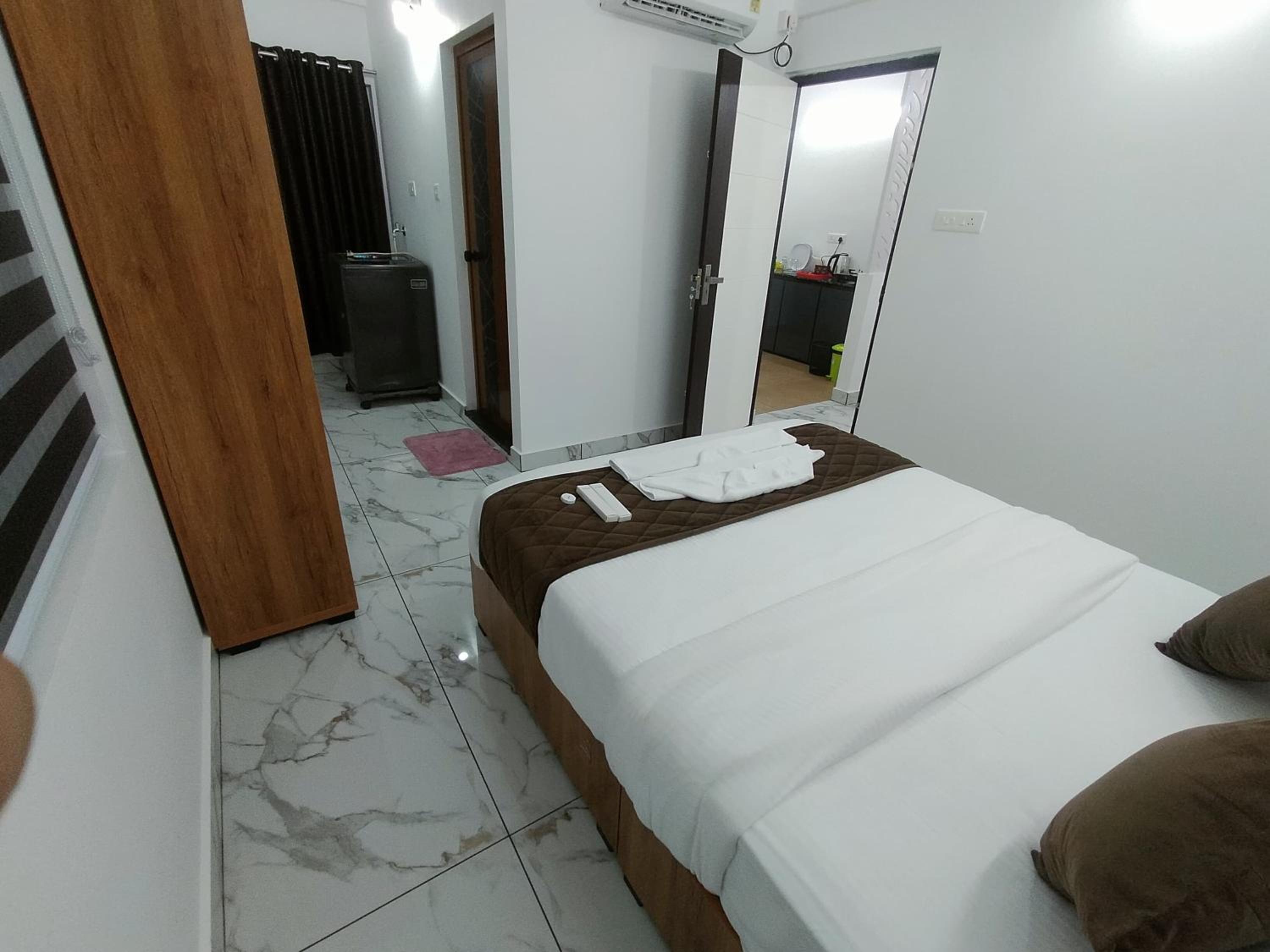 Deluxe One-Bedroom Apartment - Photo 3