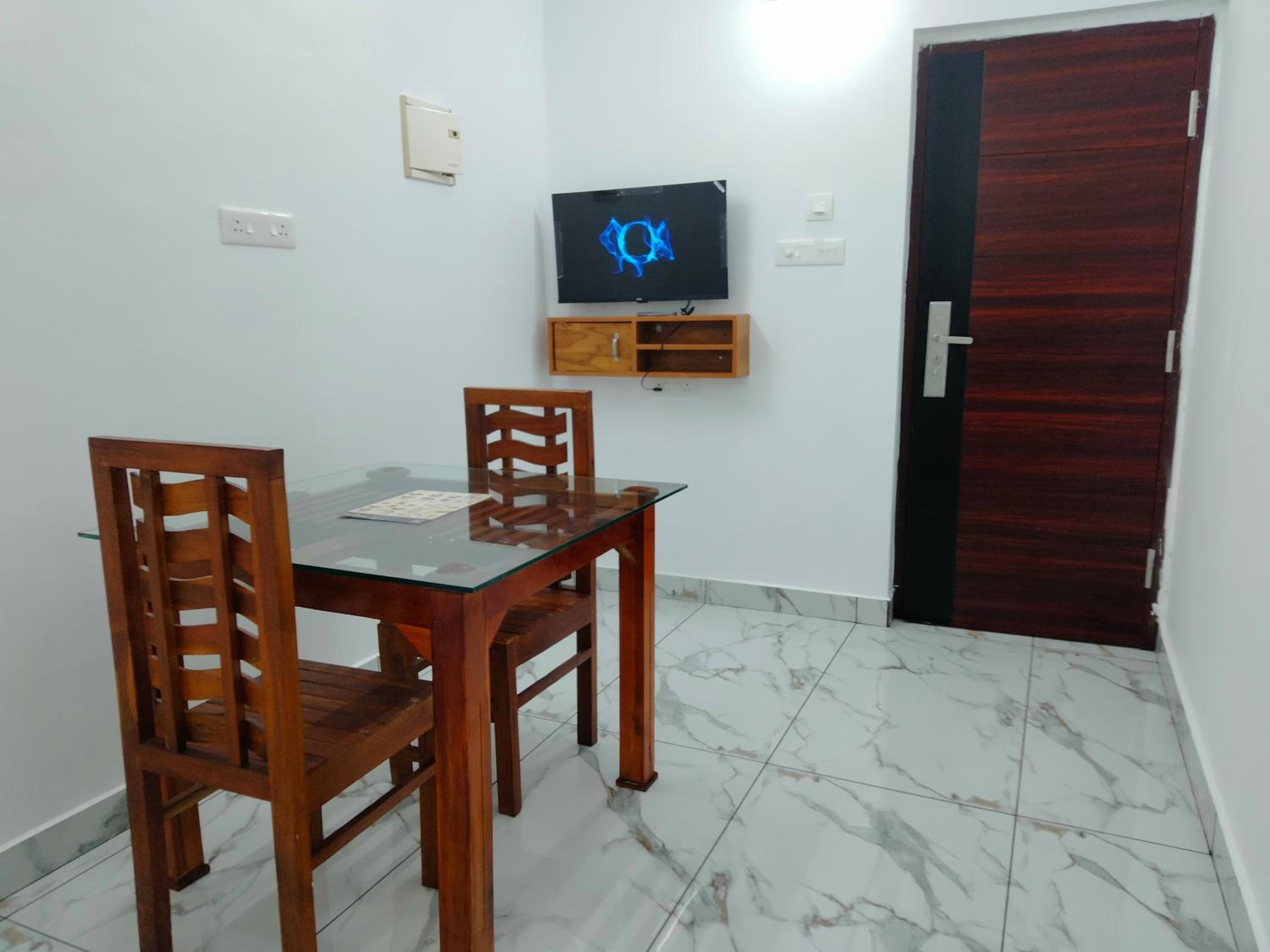 Deluxe One-Bedroom Apartment - Photo 2
