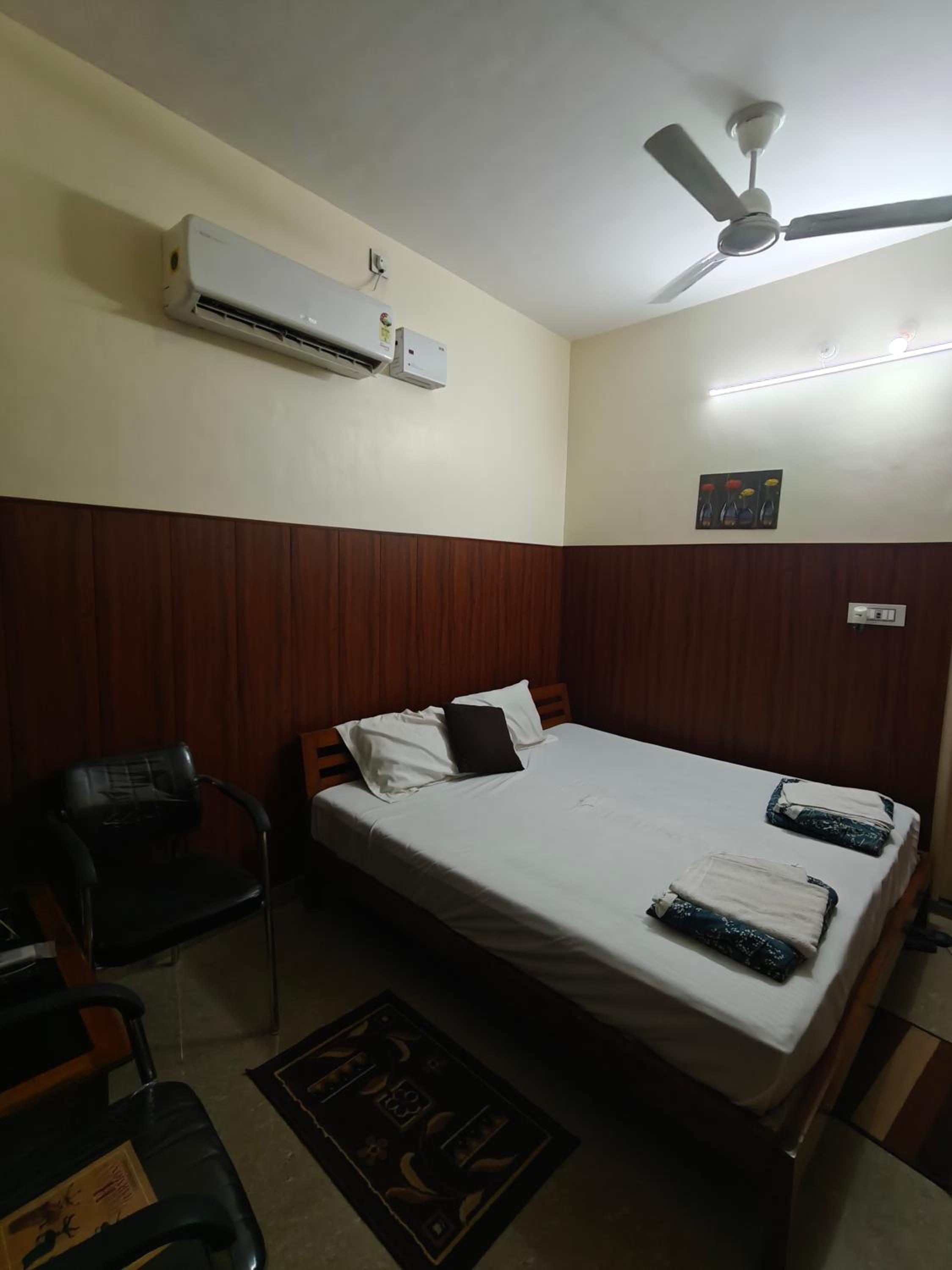 Deluxe Double Room (2 Adults + 1 Child) photo 2