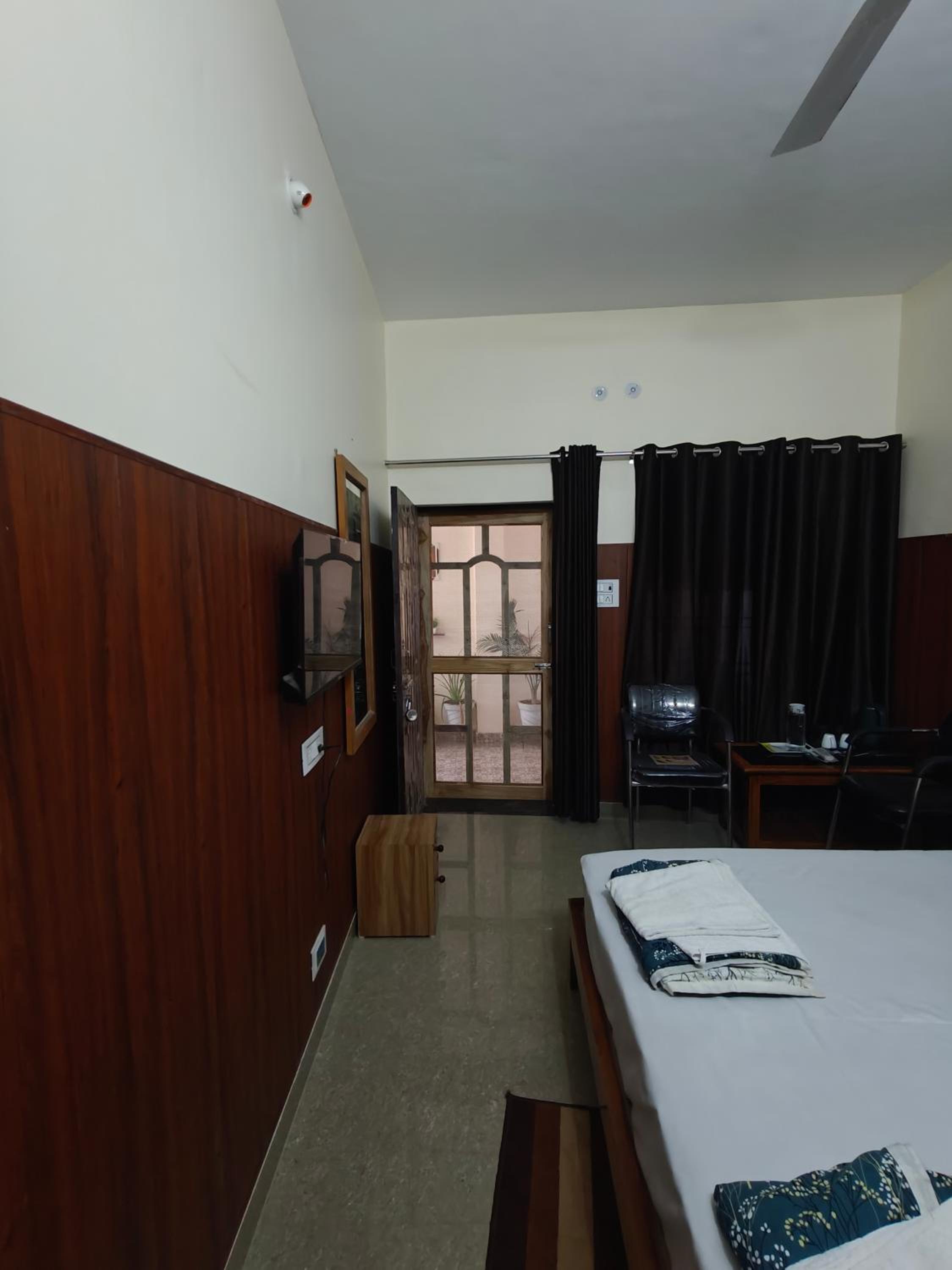 Deluxe Double Room (2 Adults + 1 Child) photo 1
