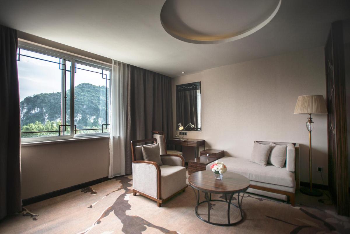 Deluxe King Suite - Smoking photo 2