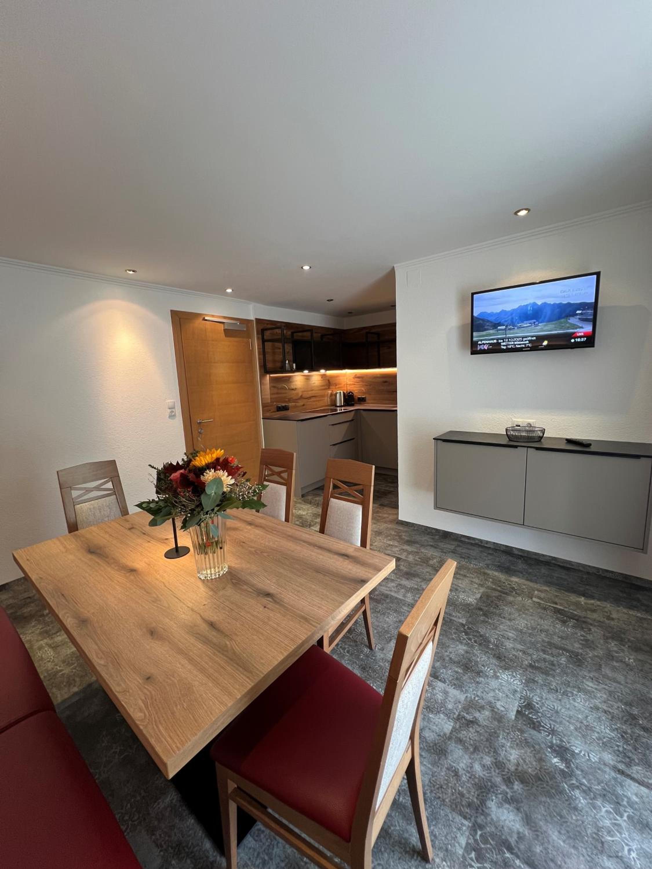Three-Bedroom Apartment with Balcony photo 1