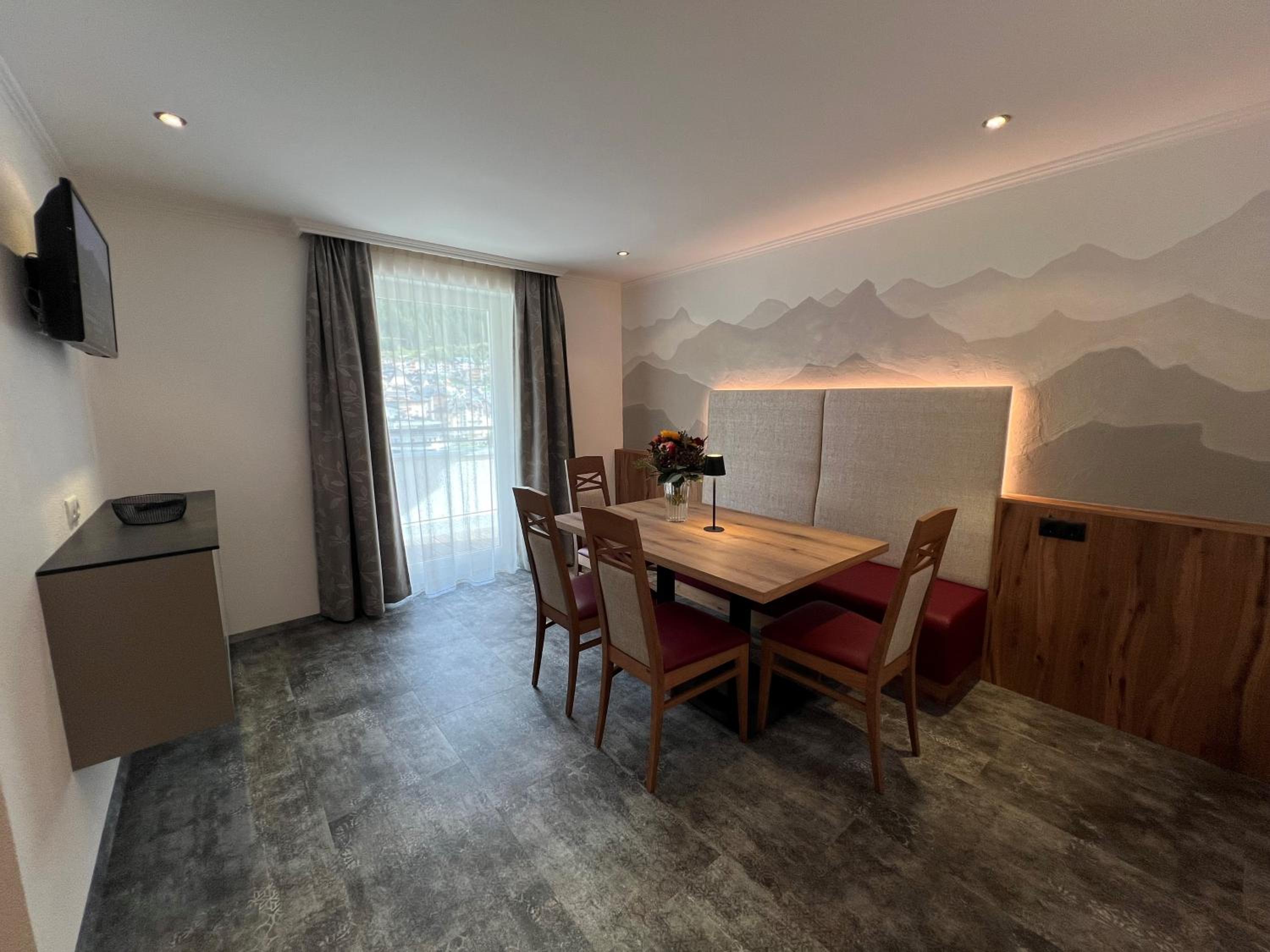 Three-Bedroom Apartment with Balcony photo 2