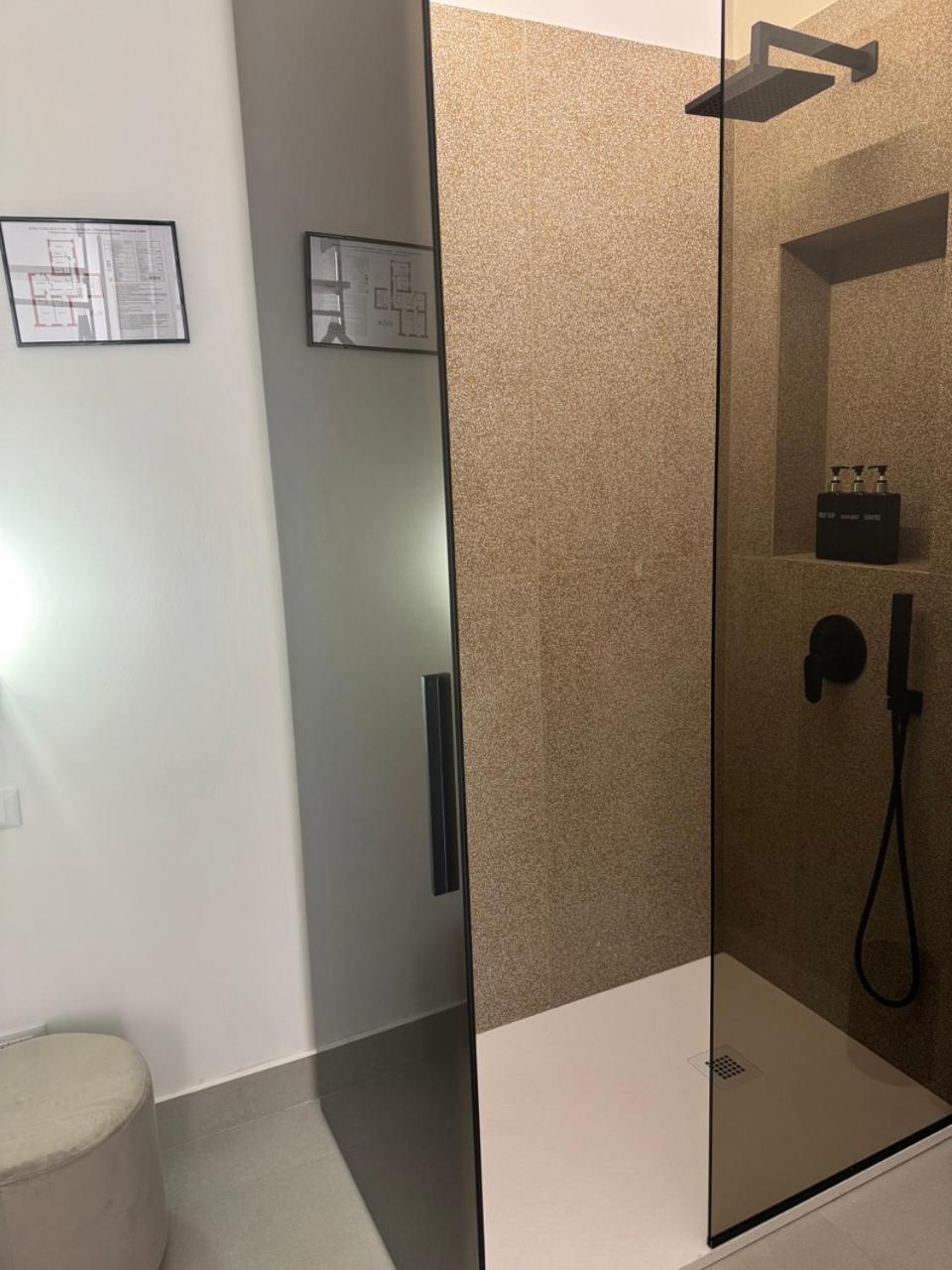 Single Room with Bathroom photo 2