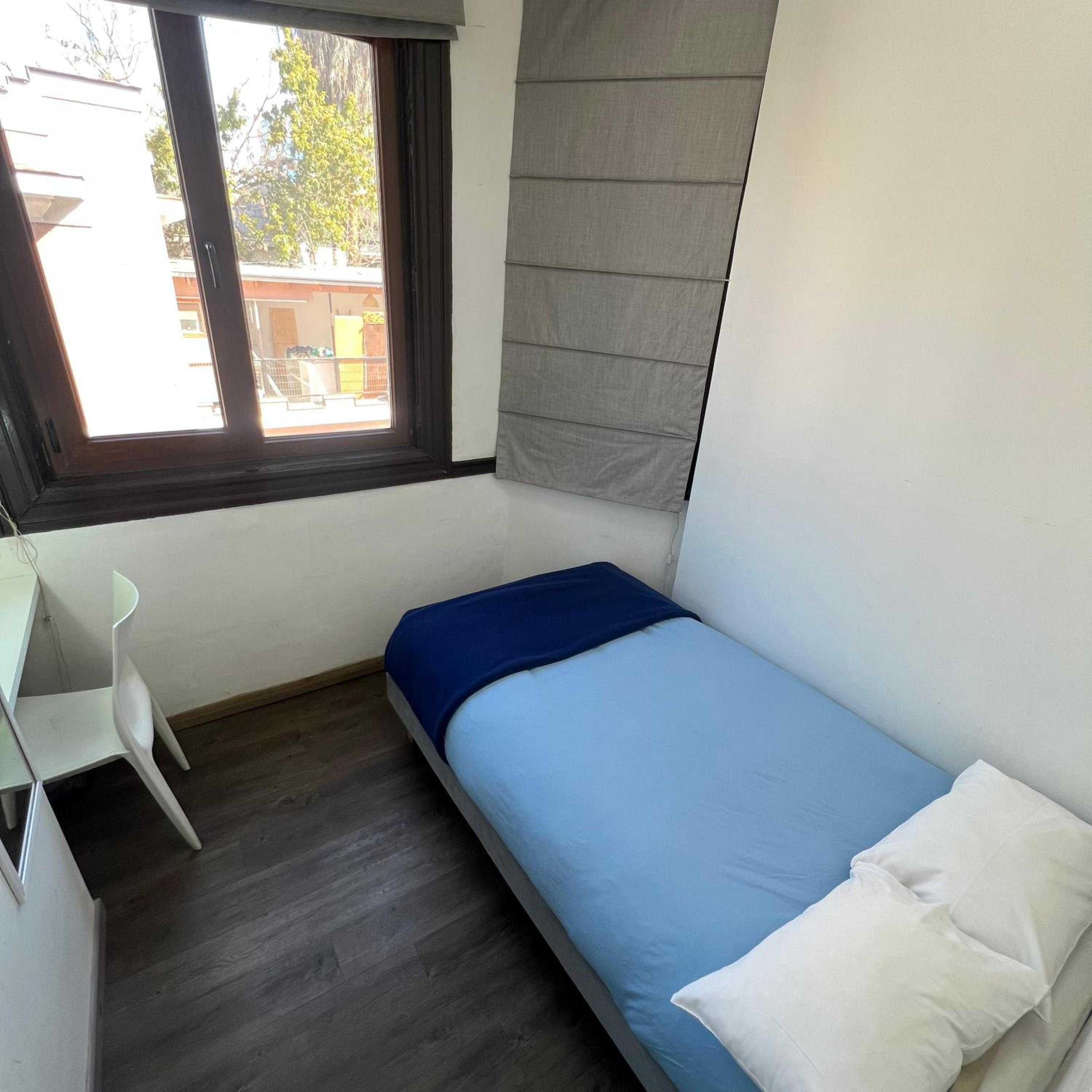 Single Room with Shared Bathroom photo 2