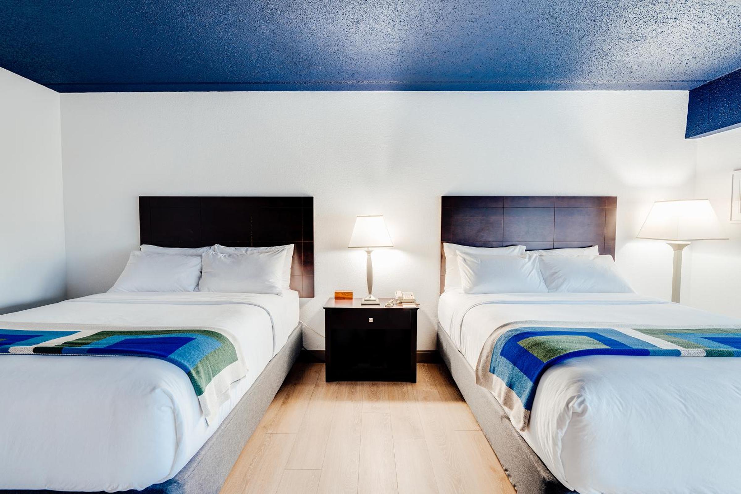 Quadruple Room with Two Queen Beds - Non Smoking - Photo 1