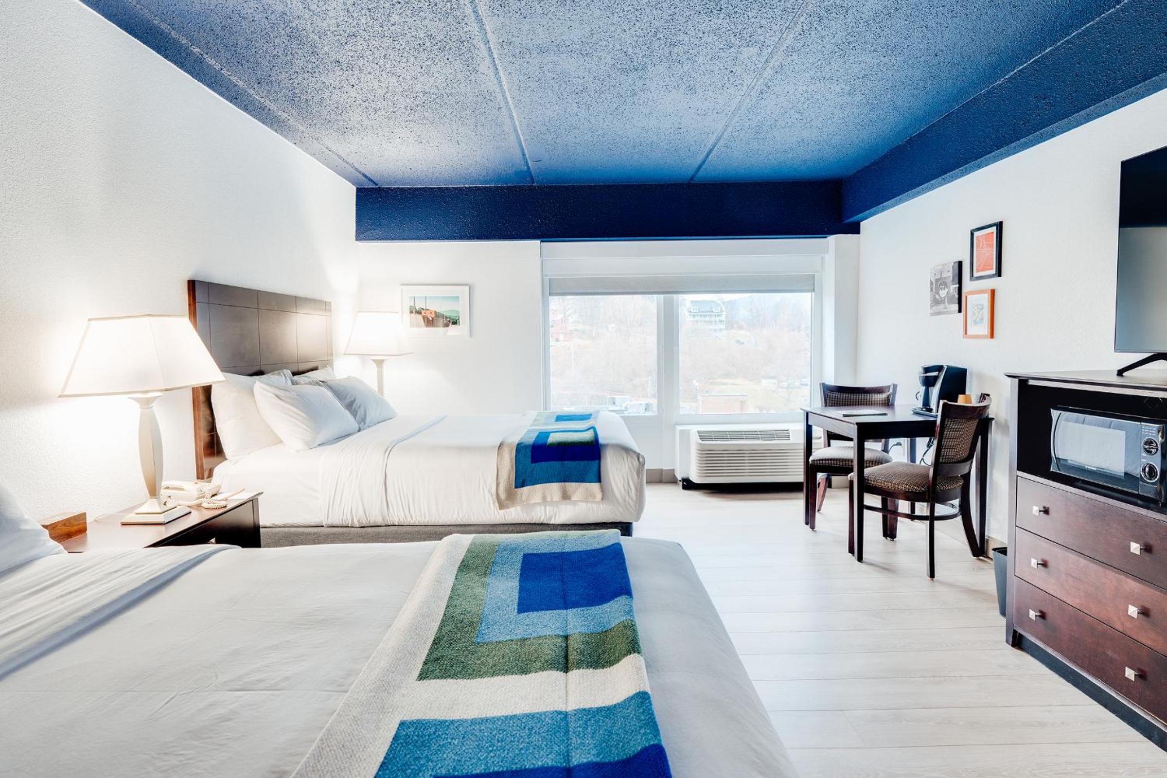 Quadruple Room with Two Queen Beds - Non Smoking - Photo 2