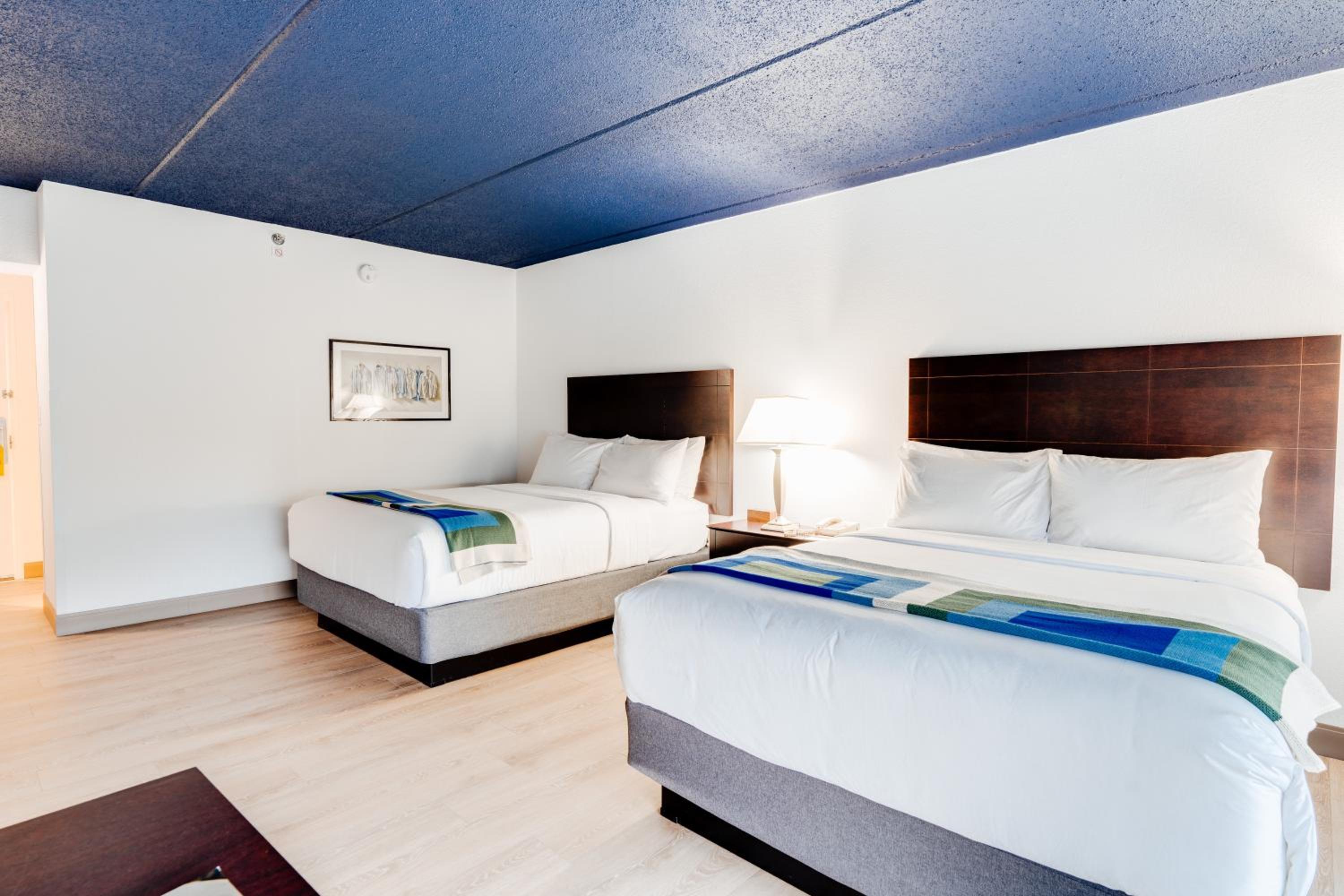 Quadruple Room with Two Queen Beds - Non Smoking - Photo 3
