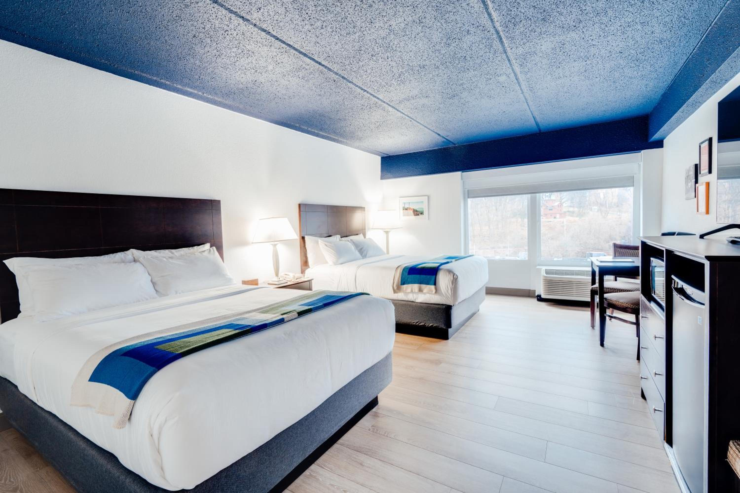 Quadruple Room with Two Queen Beds - Disability Access/Non Smoking - Photo 3