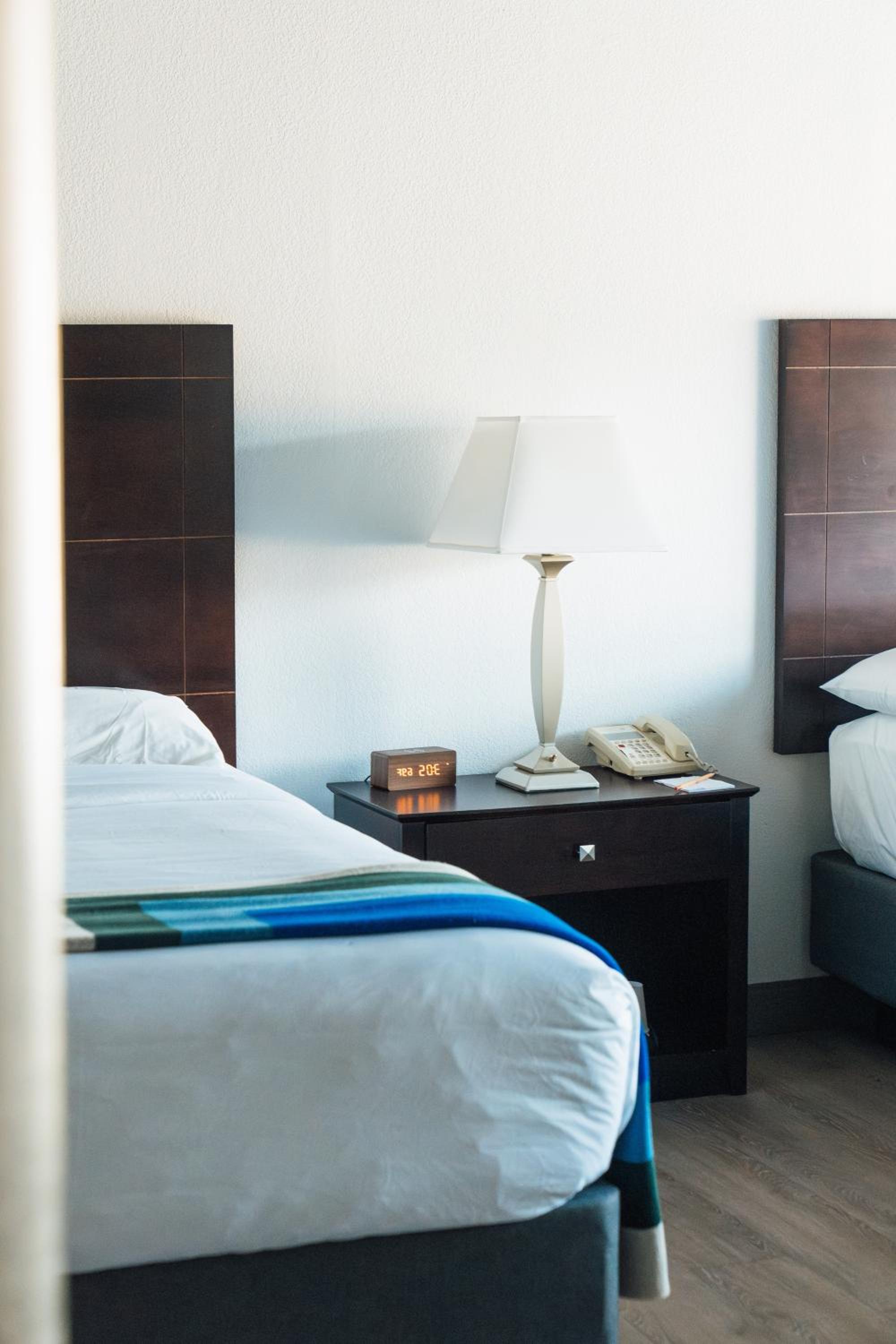 Quadruple Room with Two Queen Beds and Tub - Disability Access/Non Smoking - Photo 5
