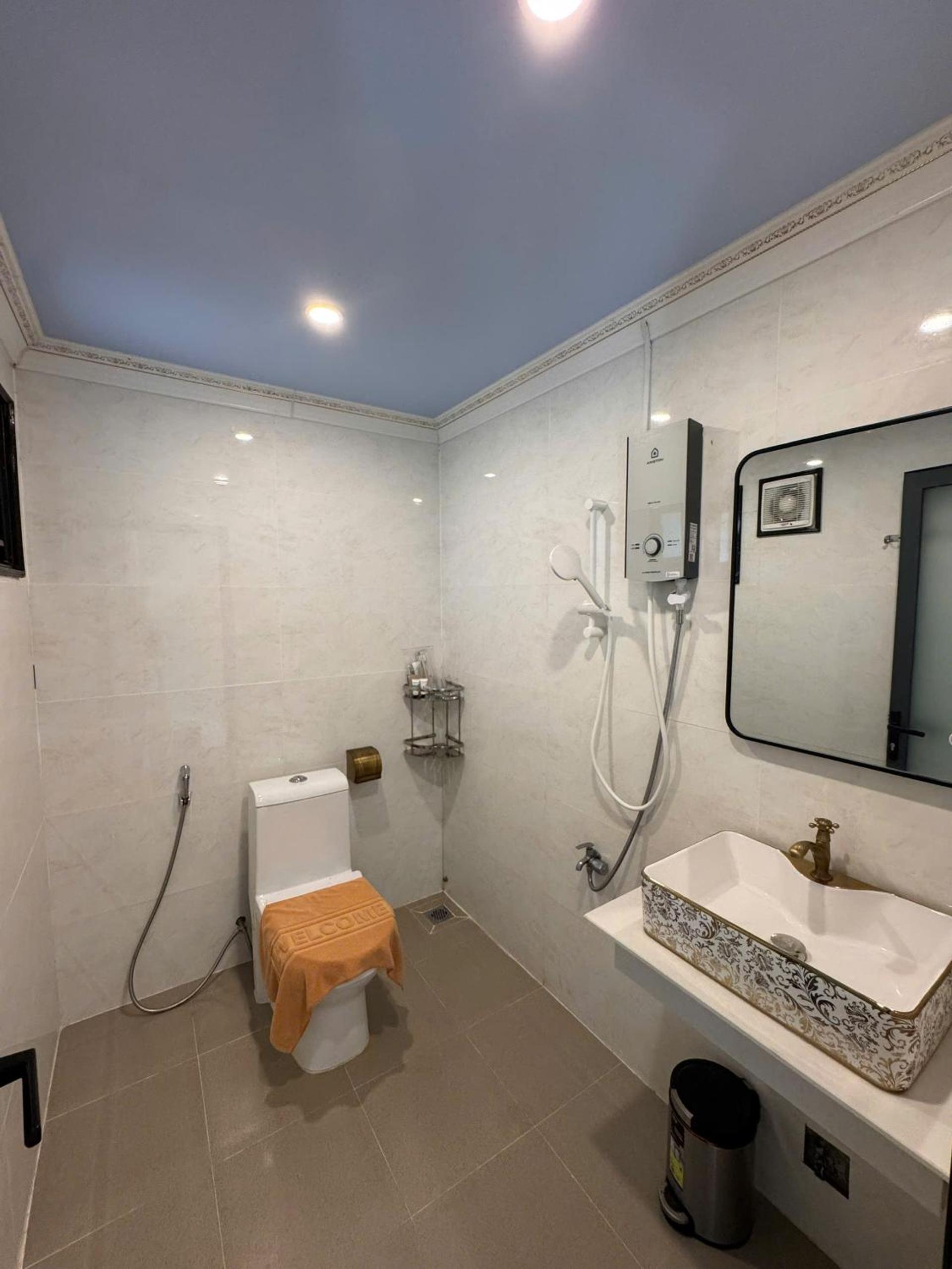 Queen Room photo 2