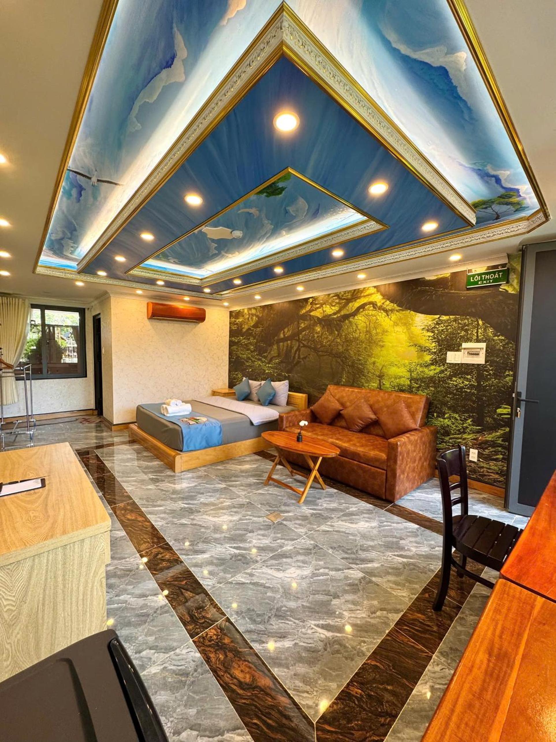 Queen Room photo 1