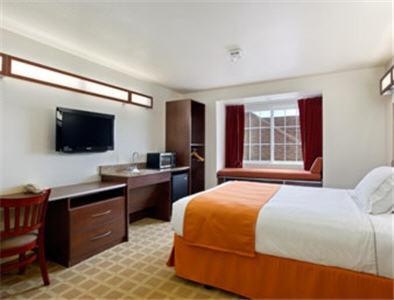 Studio Queen Suite - Non-Smoking - Photo 1