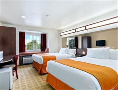 Queen Room with Two Queen Beds - Non-Smoking - Photo 5