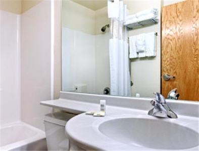 Studio Queen Suite - Non-Smoking - Photo 3
