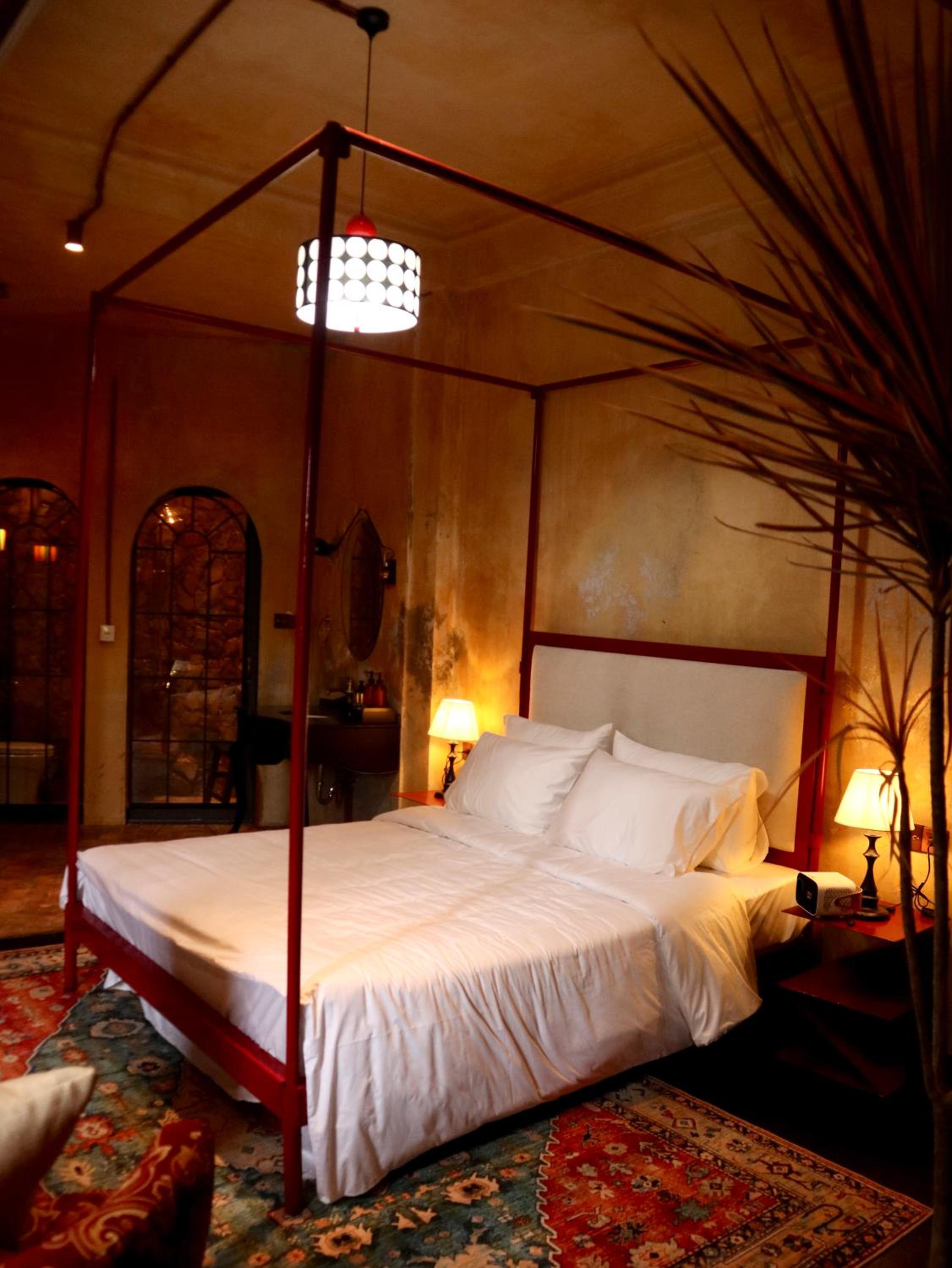  Deluxe Suite with Balcony & Bathtub