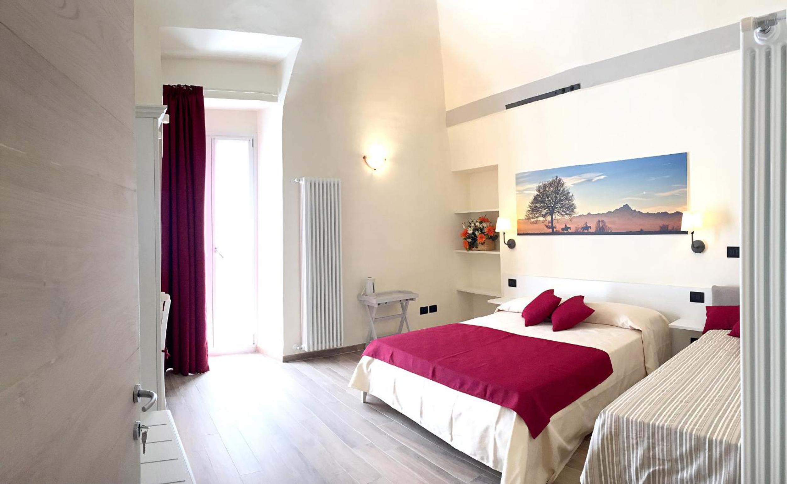 Deluxe Double Room (2 Adults + 1 Child) - Photo 3