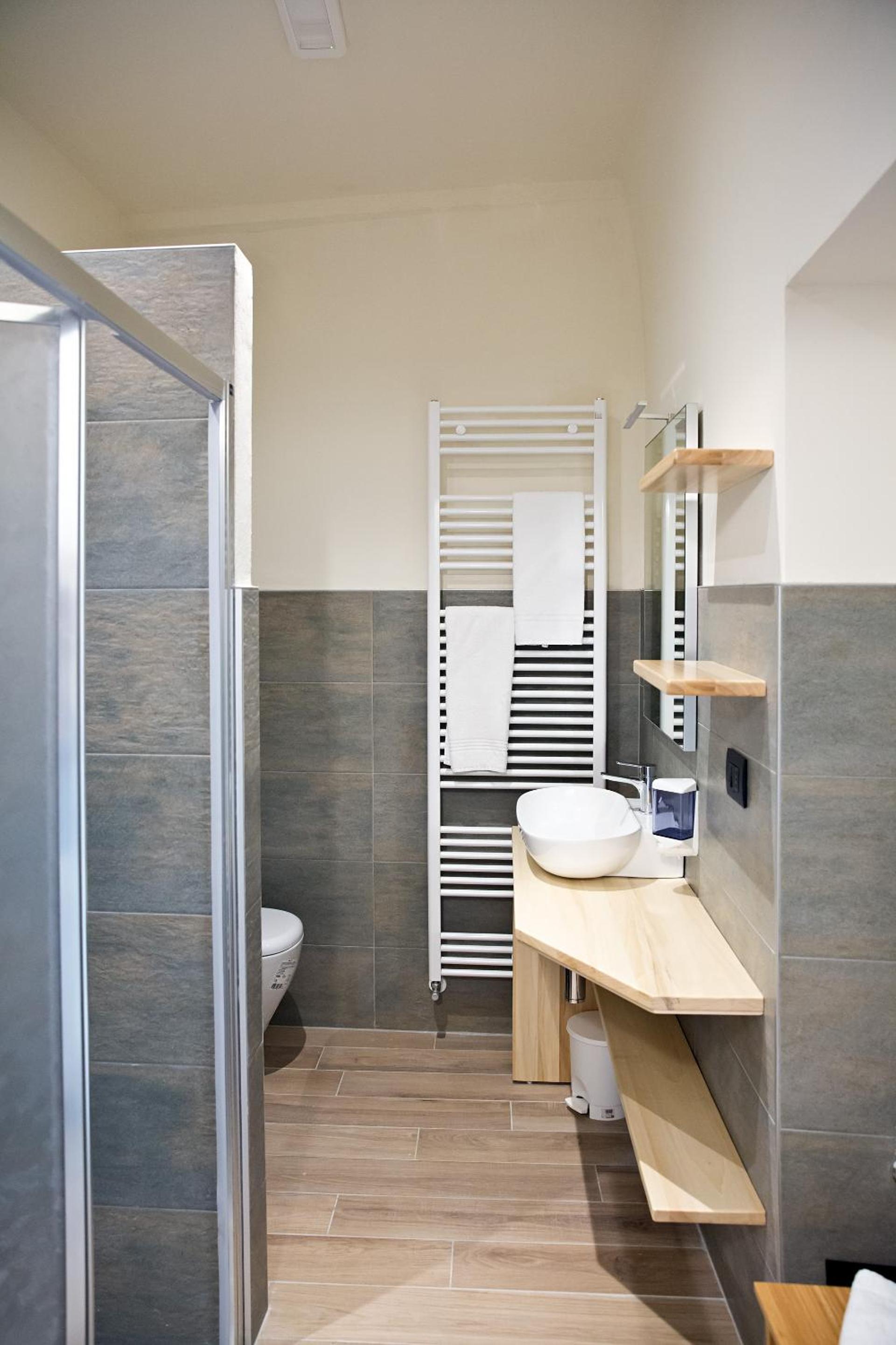 Deluxe Double Room (2 Adults + 1 Child) - Photo 4
