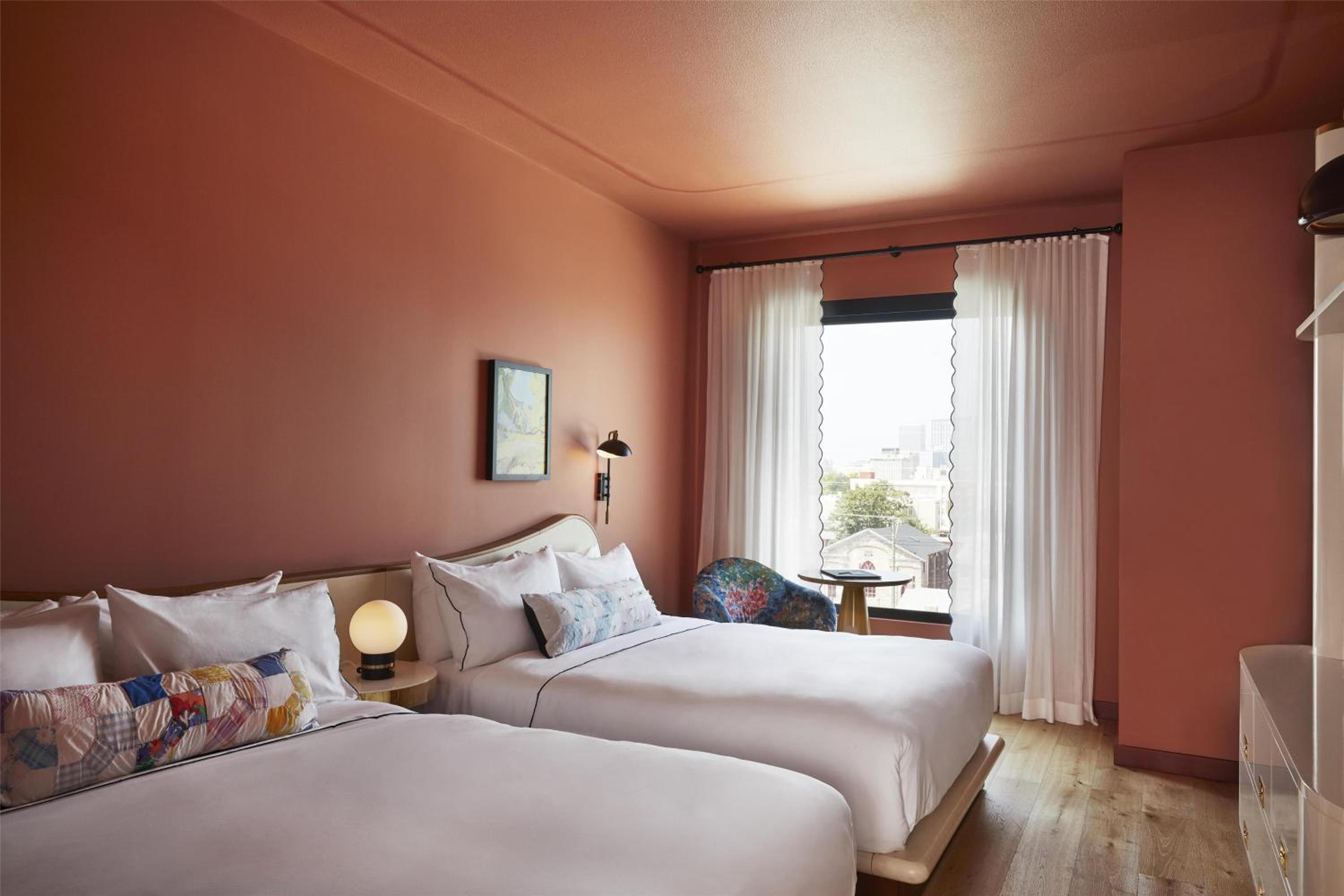 Queen Room with Two Queen Beds - Photo 4