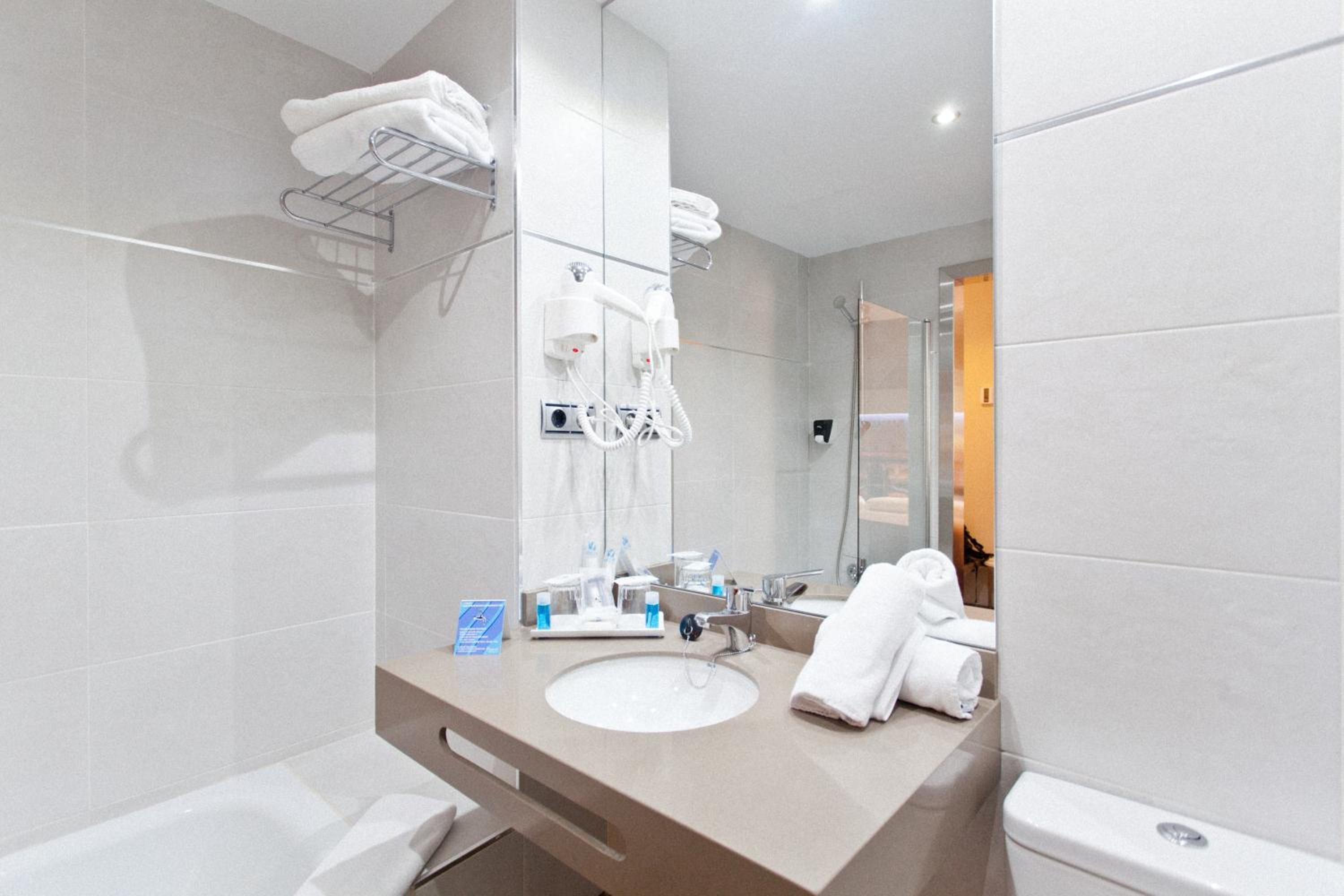 Double or Twin Room - Photo 19
