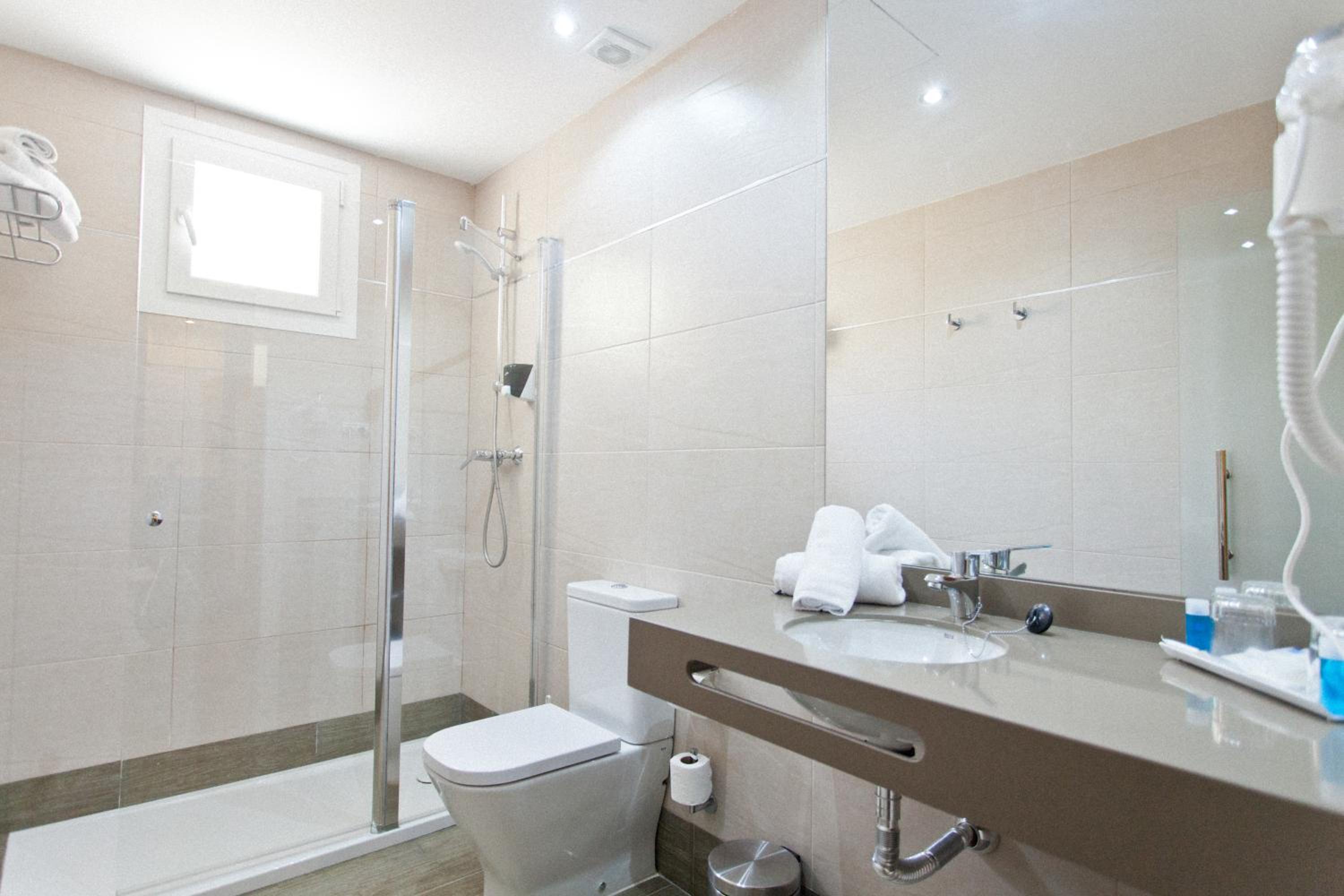 Triple Room (2 Adults + 1 Child) - Photo 14