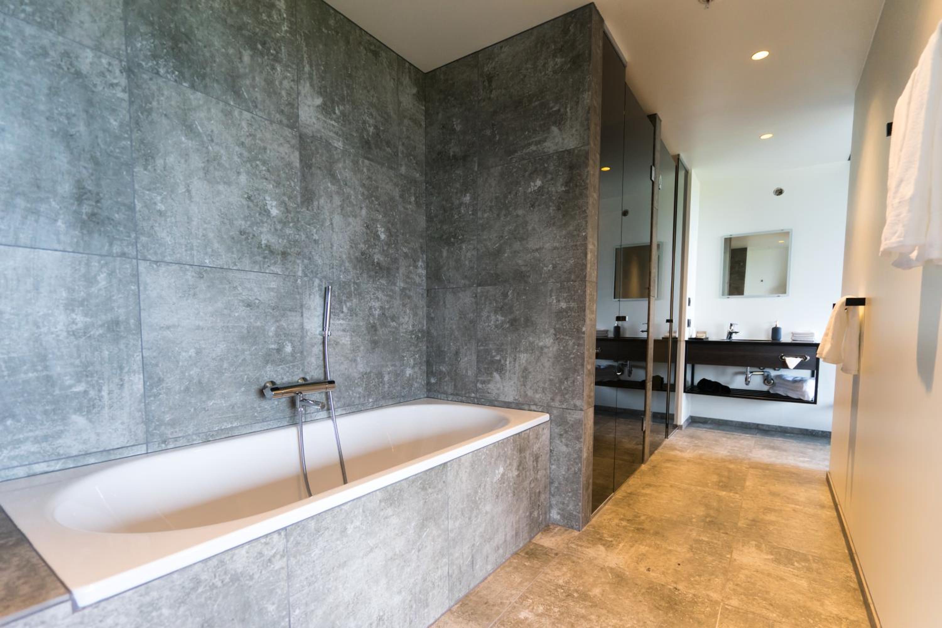 Suite - Photo 11