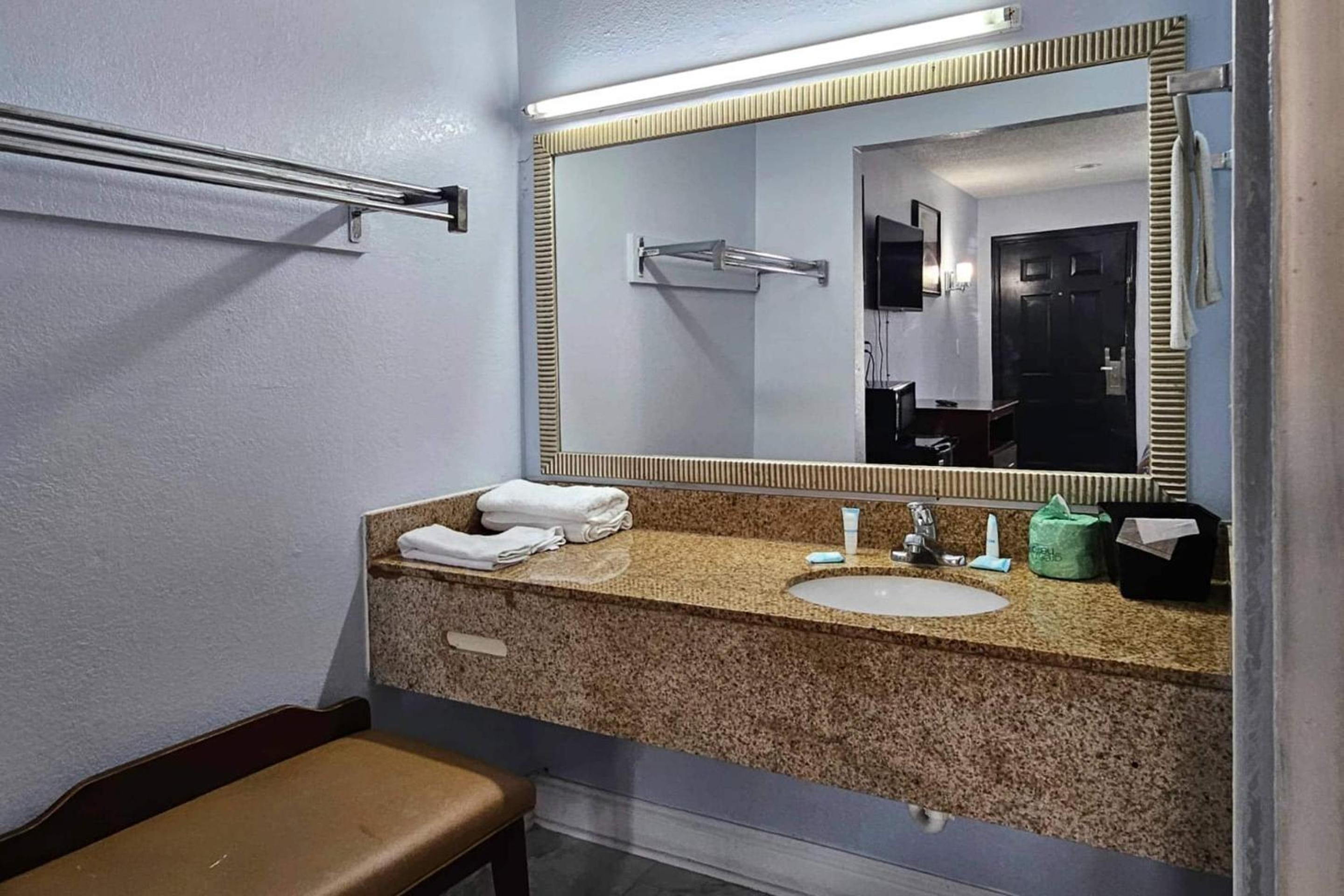 King Room with Roll-In Shower - Disability Access/Non Smoking/Ground floor - Photo 1