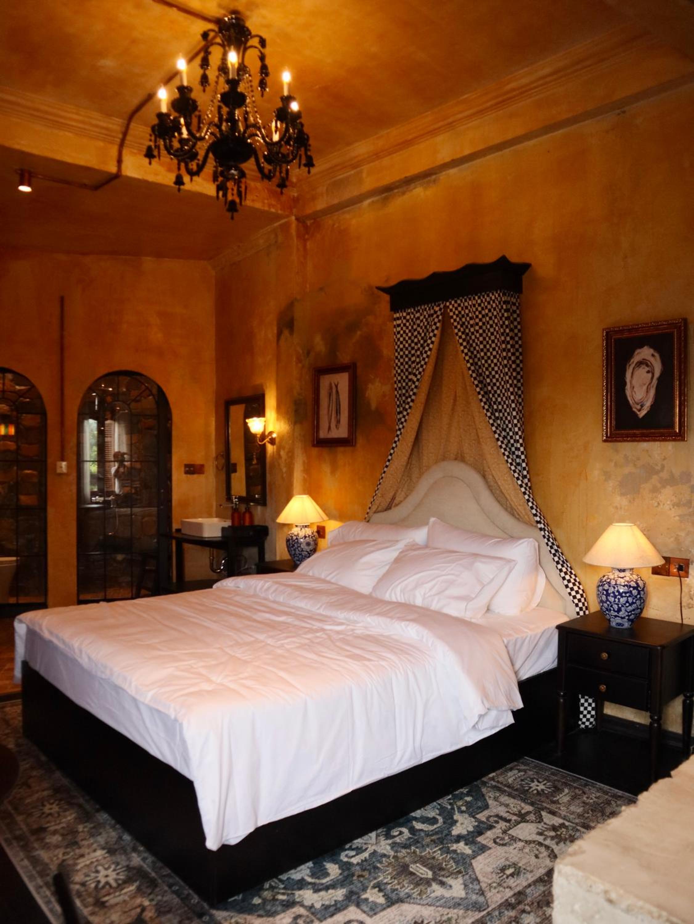 Executive Suite with Balcony & Bathtub 